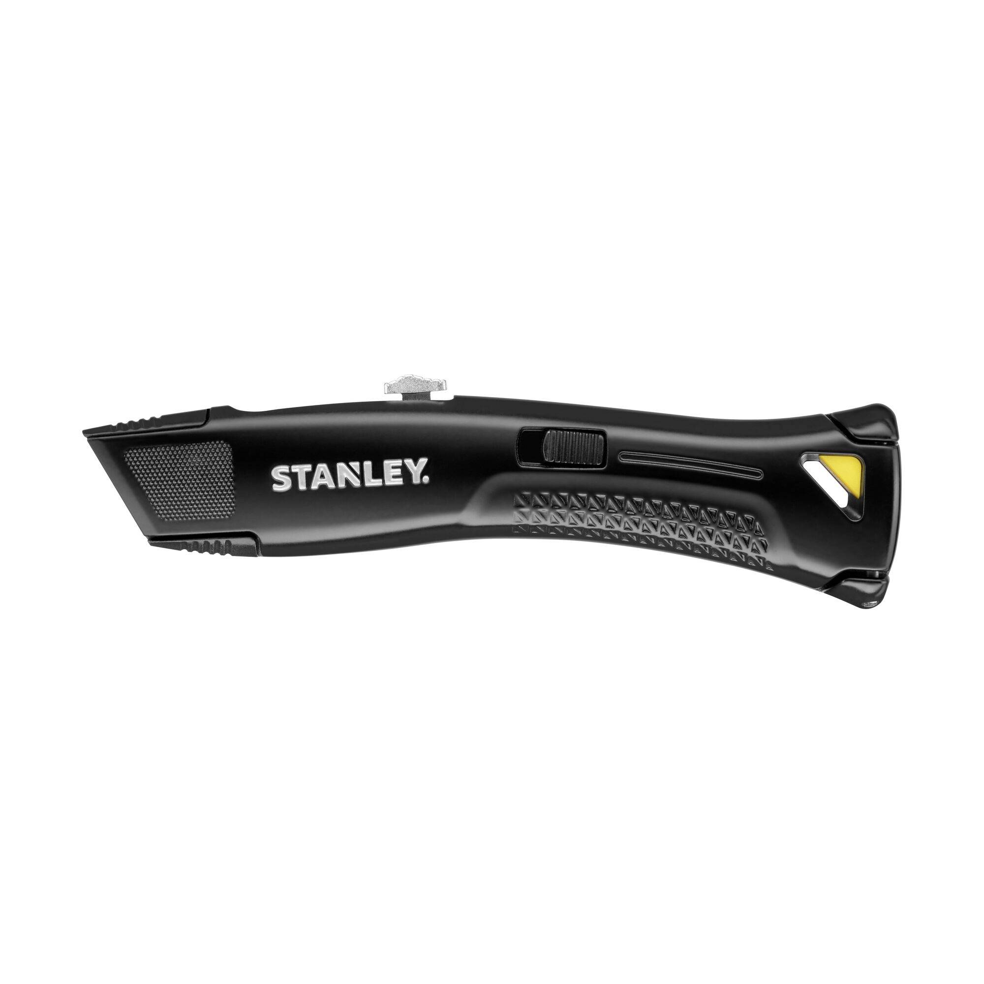 Un couteau utilitaire noir avec le mot « Stanley » imprimé sur le côté, doté d'un bouton jaune et d'une poignée texturée pour la sécurité et le contrôle.