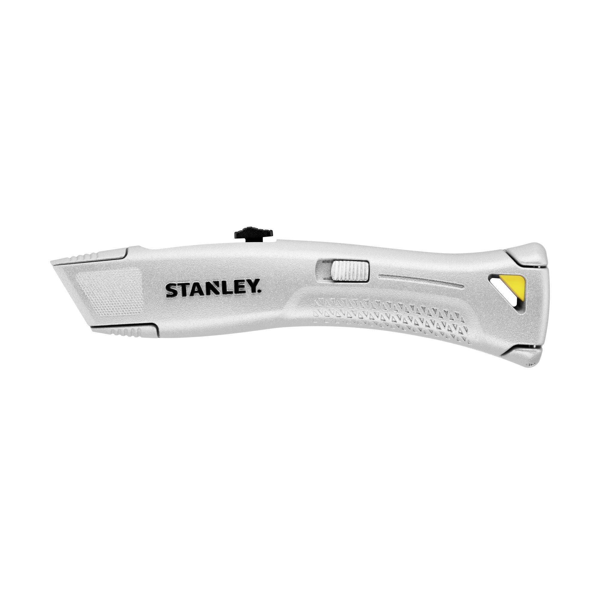 Un couteau utilitaire en argent avec lame rétractable, poignée ergonomique et logo « Stanley » imprimé sur le côté.