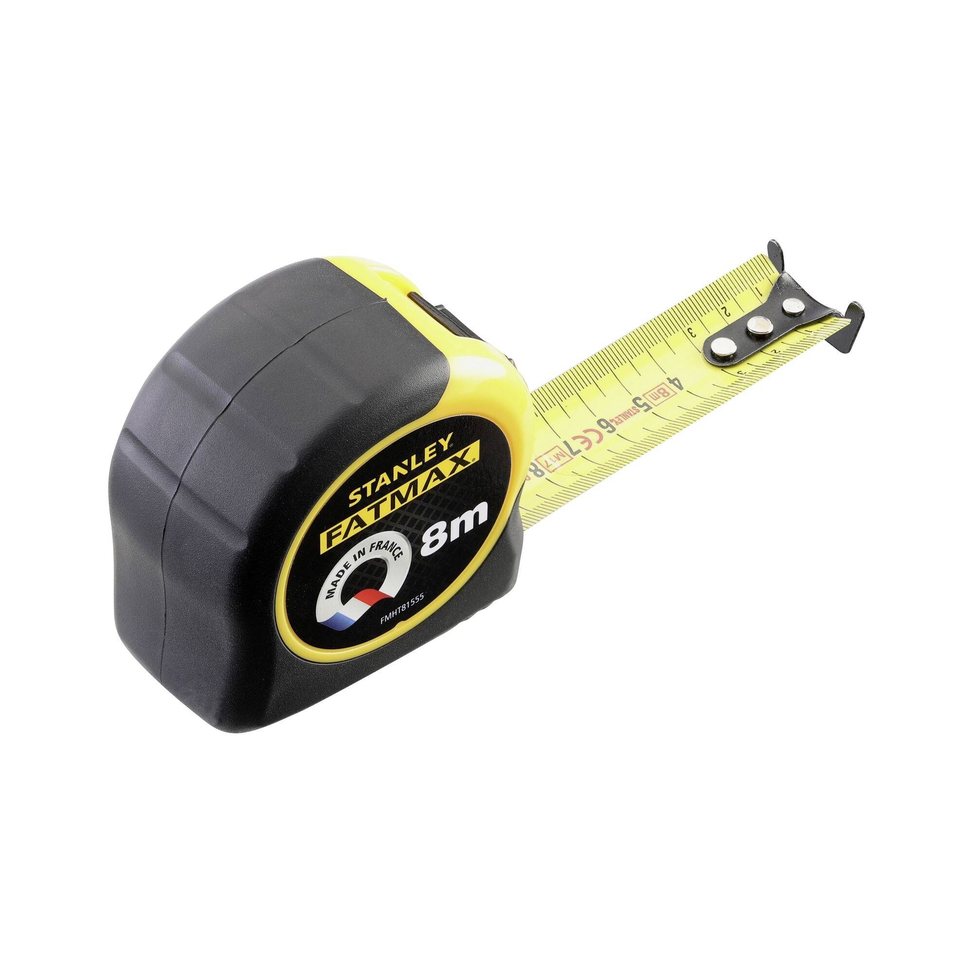 Un mètre à ruban jaune et noir de 8 mètres légèrement déplié. La marque « Stanley FatMax » est visible sur le côté.