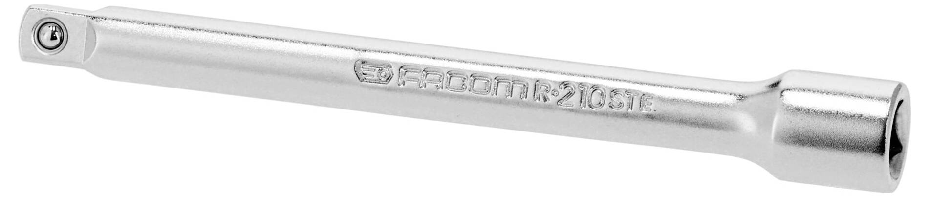 Un outil de douille à finition chromée avec du texte en relief près de la base, utilisé pour serrer ou desserrer les écrous et les boulons.