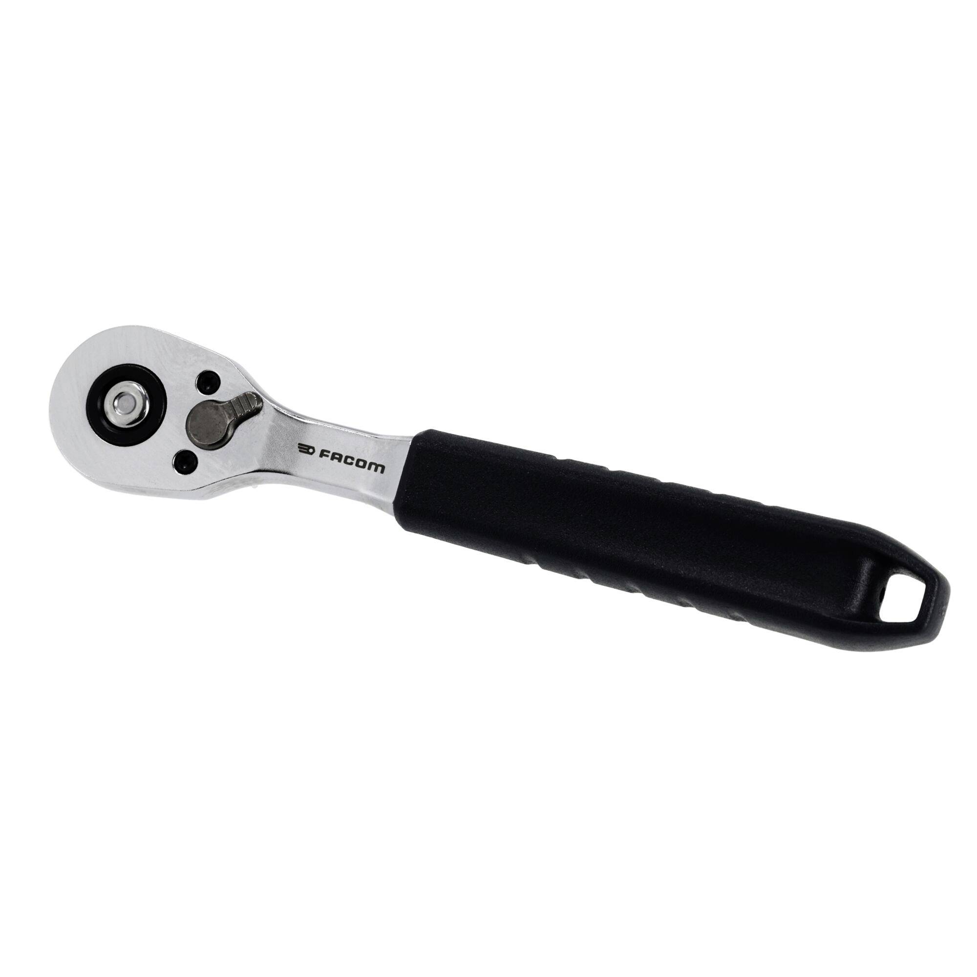 Une clé à cliquet en métal avec un manche noir, utilisée pour serrer ou desserrer les boulons.