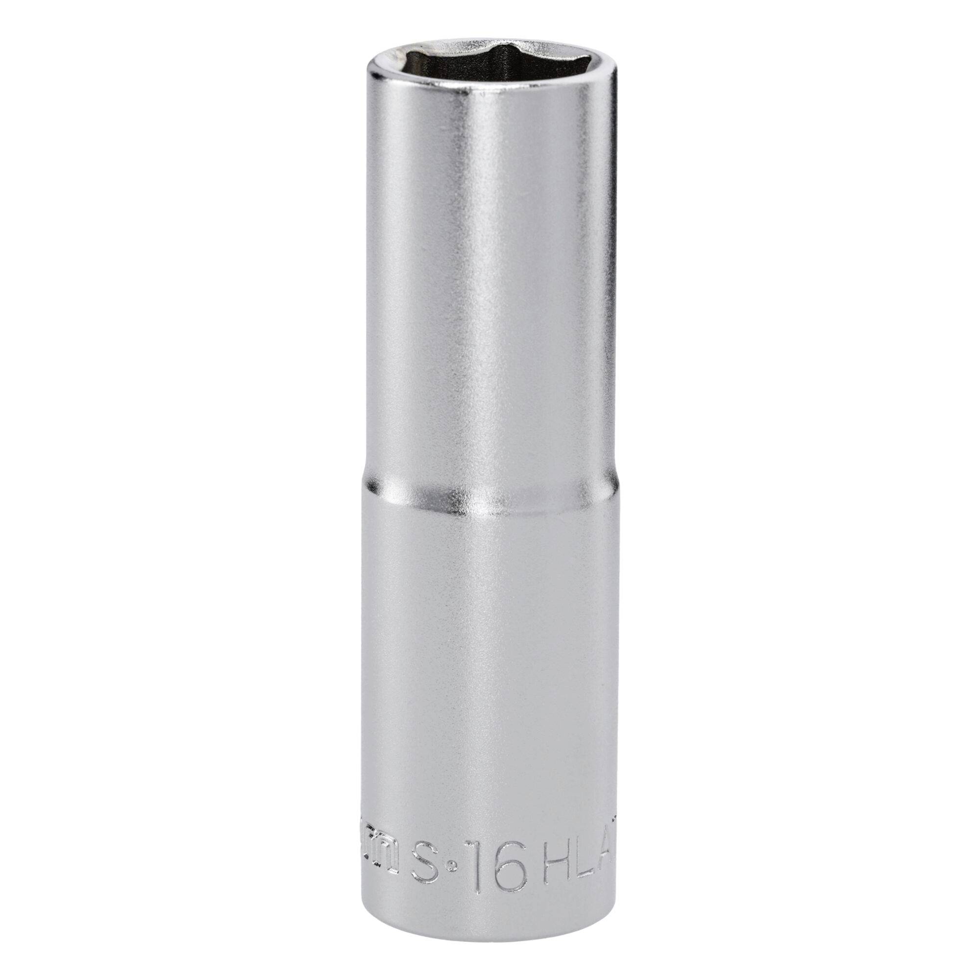 Une douille métallique en argent, de forme cylindrique, utilisée pour tourner les écrous et les boulons. Elle apparaît lisse et robuste, adaptée à un usage mécanique.