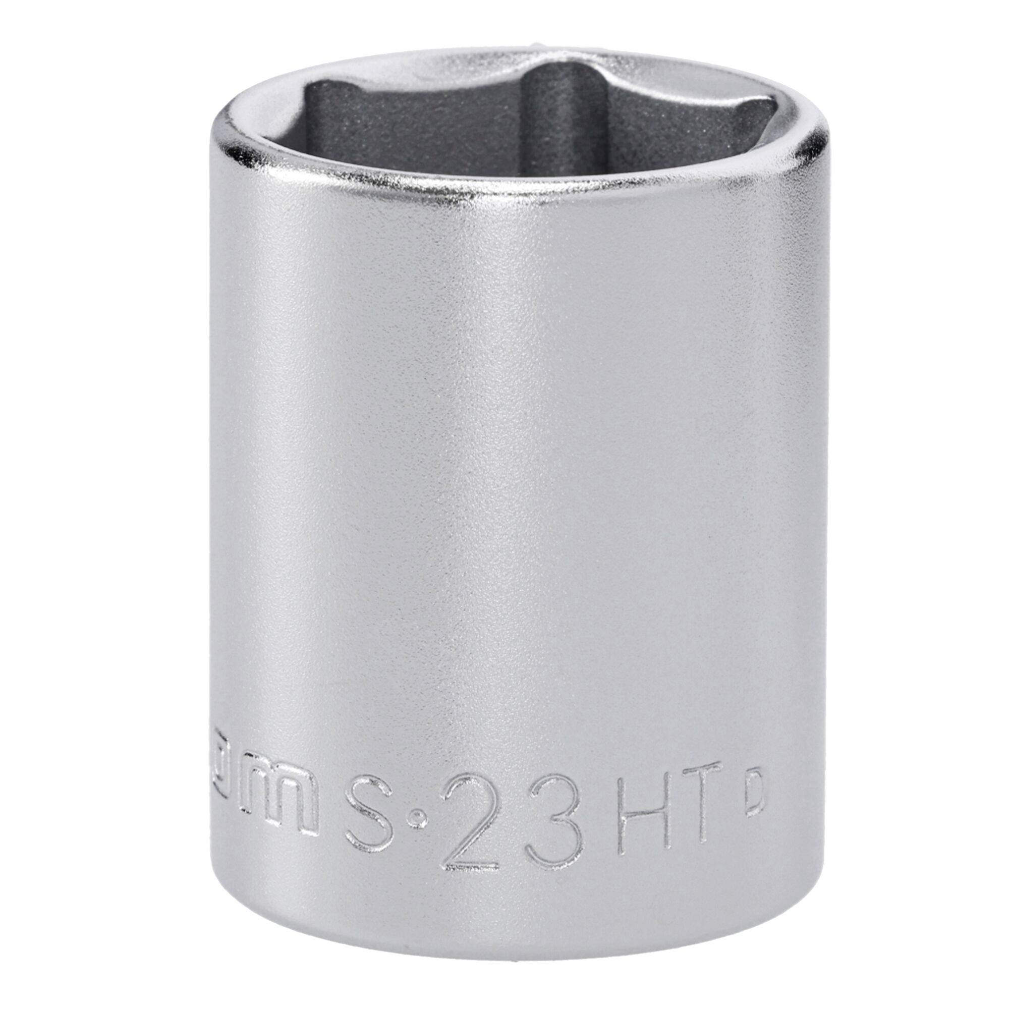 Une douille métallique brillante avec un texte gravé « S-23 HD » ; utilisée pour serrer ou desserrer les boulons et les écrous, généralement dans les applications mécaniques.