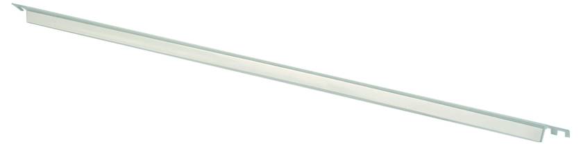 Une longue bande mince de garniture ou de moulure en métal blanc présentée en diagonale sur un fond blanc uni.
