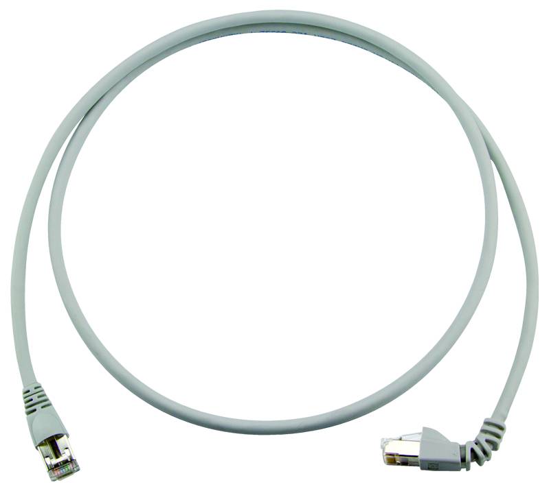 Câble réseau Ethernet avec connecteurs RJ45 enroulé en boucle sur un fond blanc.