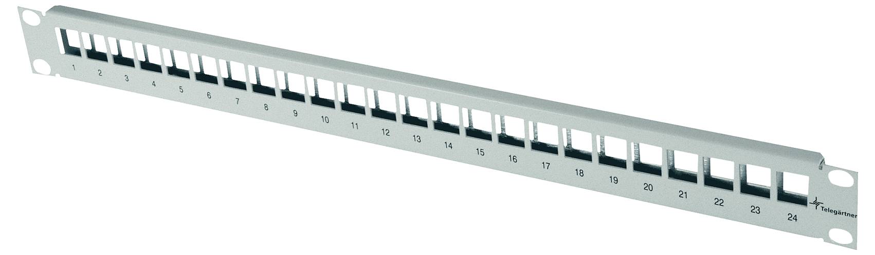 Un panneau de brassage de montage en rack argenté 24 ports avec des ports réseau RJ45 numérotés pour le câblage Ethernet.
