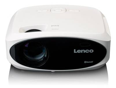 Un projecteur Lenco blanc avec objectif visible sur une surface réfléchissante, doté d'une connectivité Bluetooth.