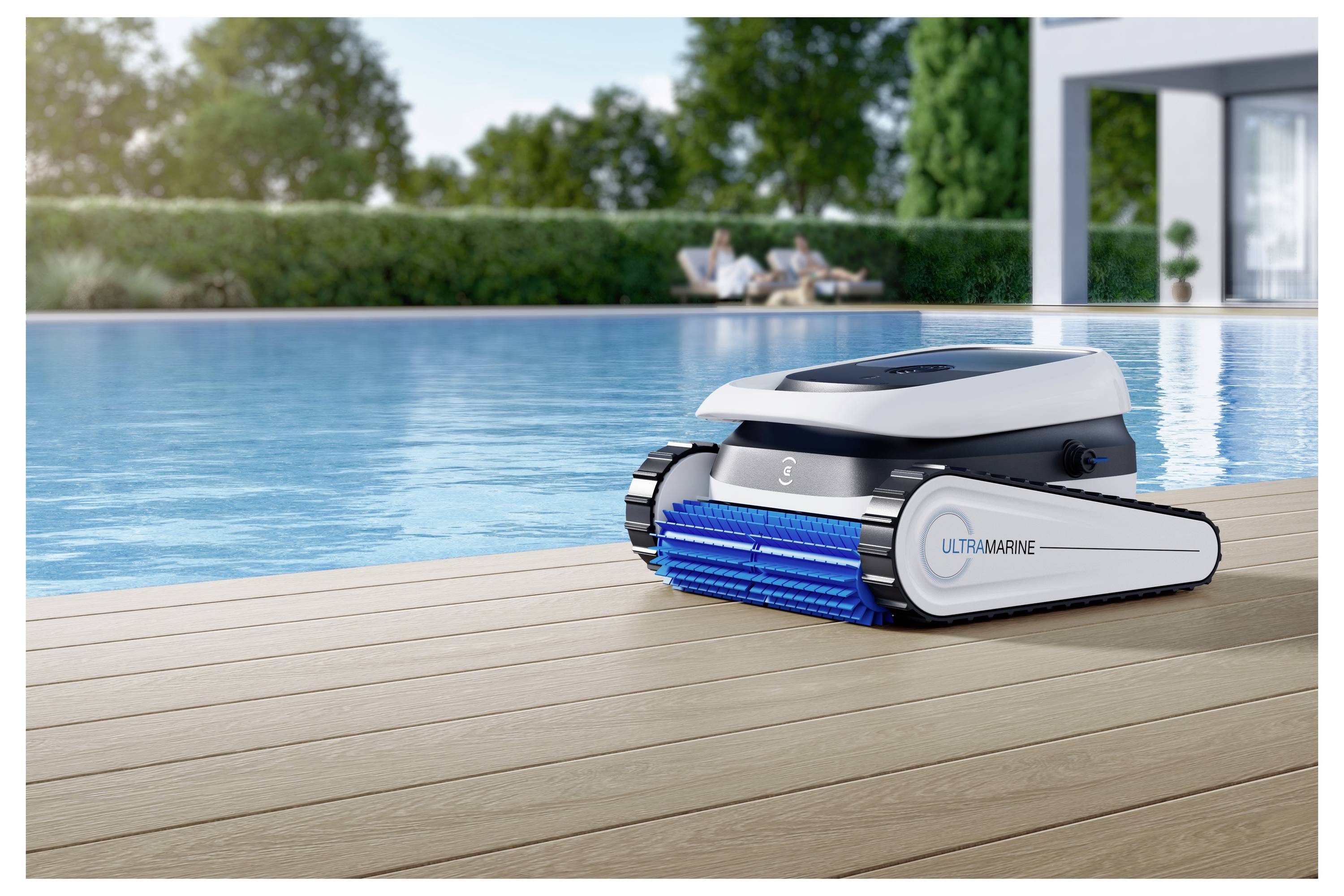 Un robot de nettoyage de piscine portant l'étiquette « Ultramarine » se trouve sur une terrasse en bois à côté d'une piscine limpide. Deux personnes floues sont assises en arrière-plan.