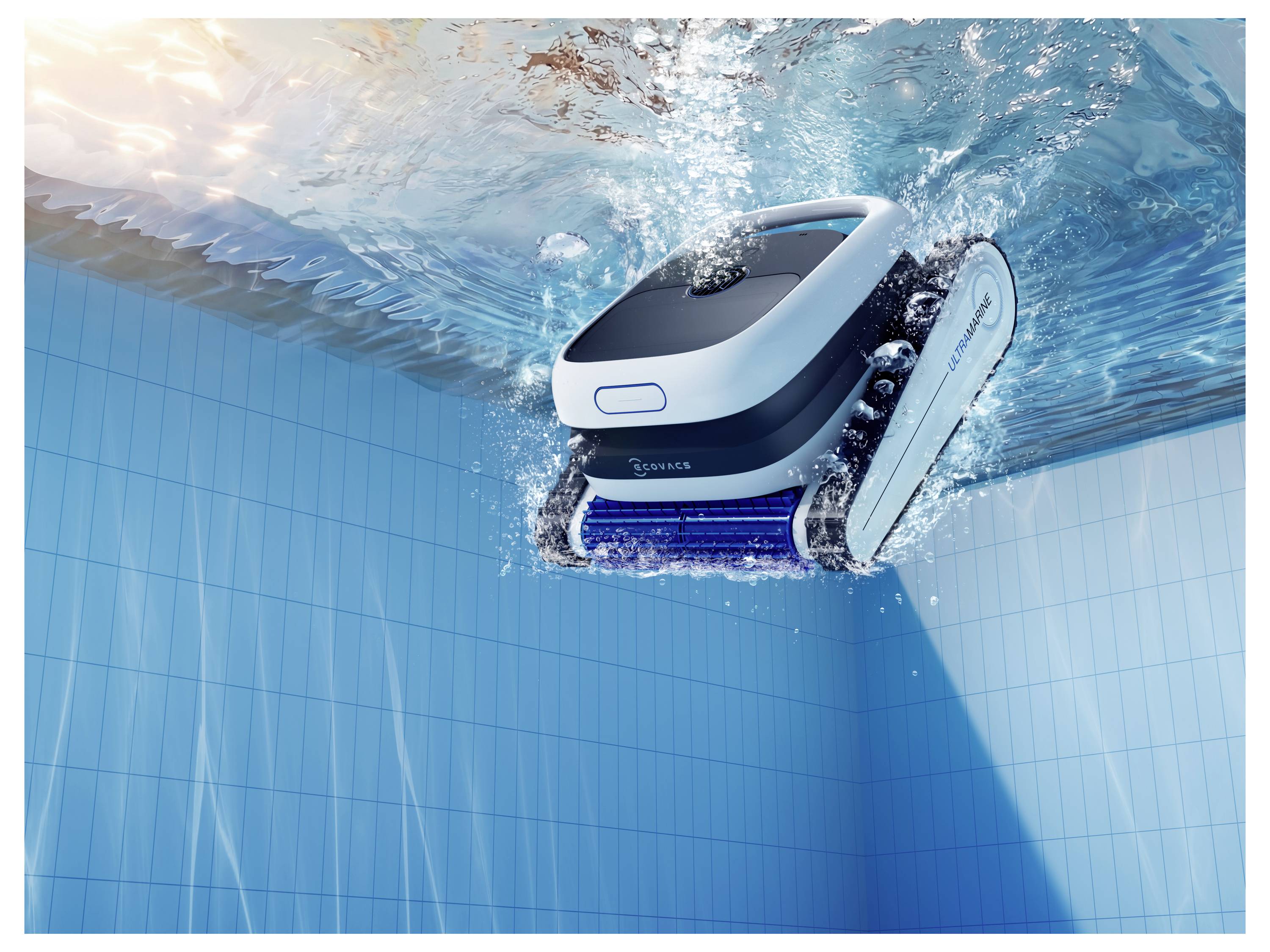 Un nettoyeur de piscine robotisé se déplace sous l'eau, en frottant le mur carrelé bleu d'une piscine, démontrant sa fonction de nettoyage.