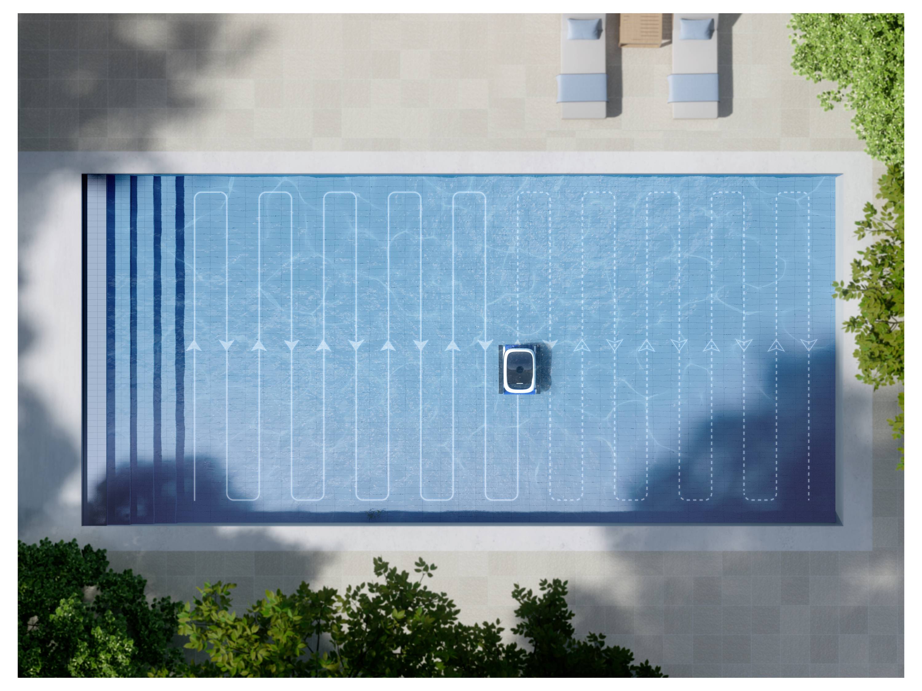Vue aérienne d'une piscine rectangulaire avec un robot nettoyeur se déplaçant selon des lignes parallèles. Des arbres et des chaises longues entourent la piscine.