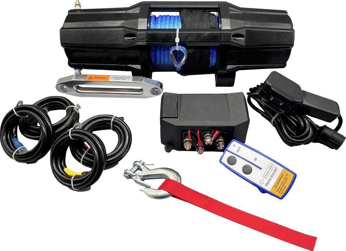 Kit de treuil tout-terrain avec bobine, crochet, télécommande filaire, commandes, plaque de montage, câbles et sangle de remorquage sur fond blanc.