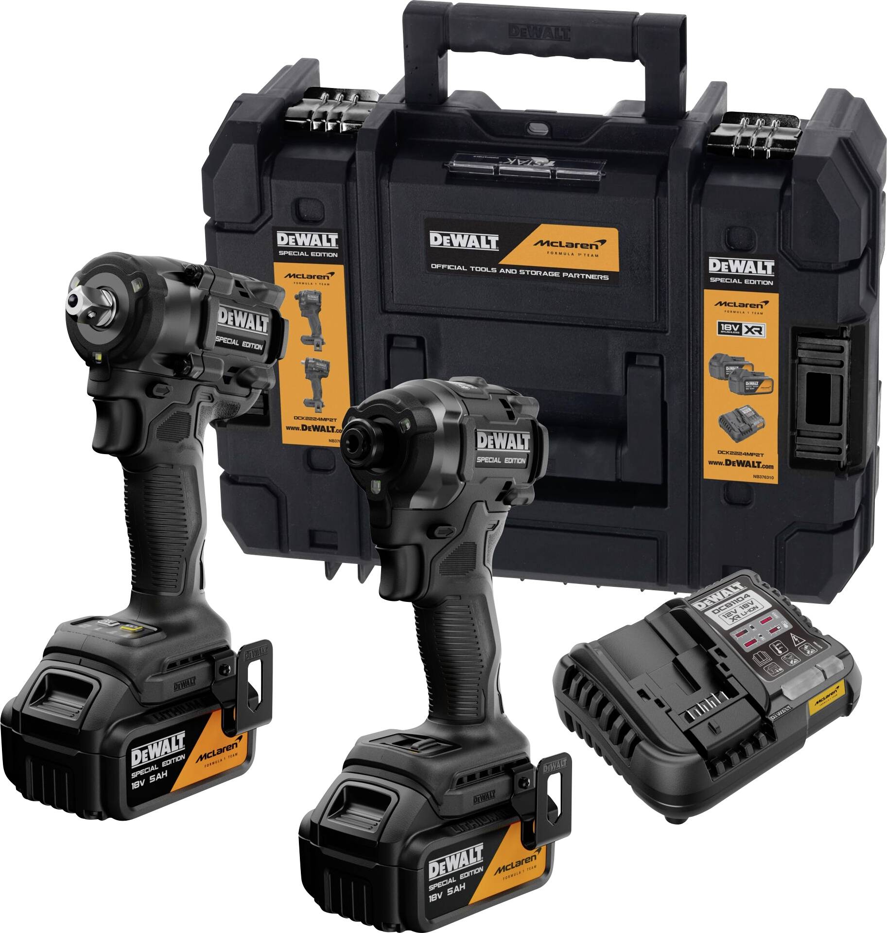 Kit d'outils électriques sans fil DeWalt avec deux perceuses à choc, deux batteries, chargeur et malette de transport sur fond blanc.
