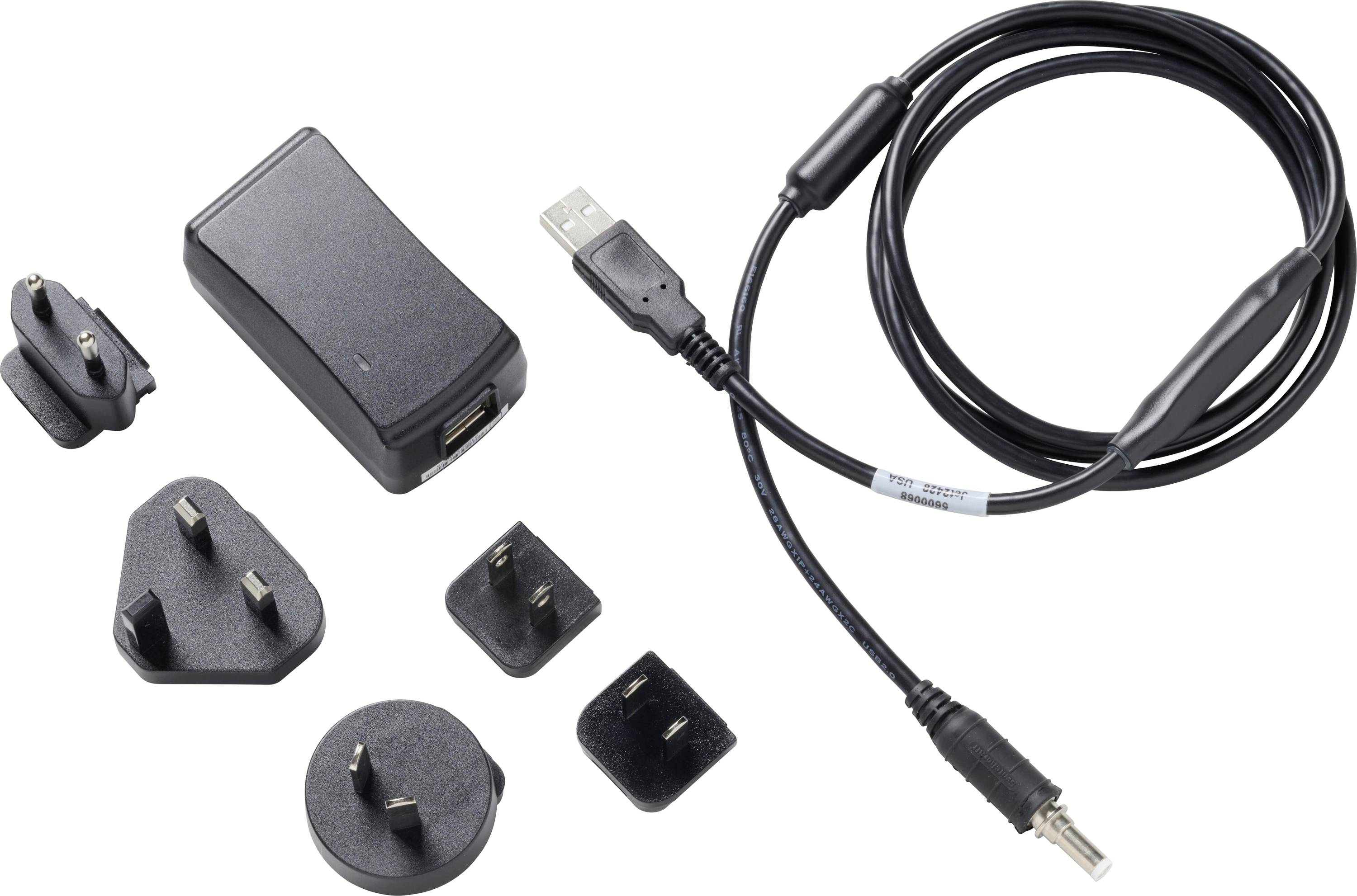Kit adaptateur d'alimentation USB avec câble et adaptateurs de prise internationaux interchangeables sur un fond blanc.