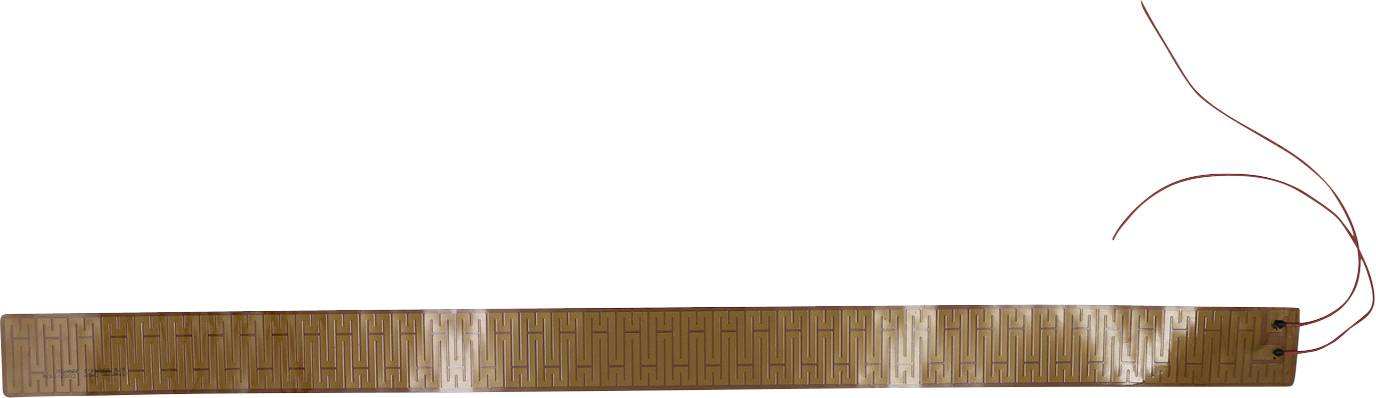 Long tapis rectangulaire beige tissé ou store avec un petit fermoir foncé à l'extrémité droite, montré sur un fond blanc.