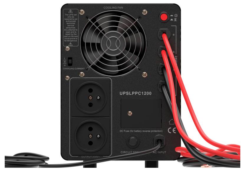 Vue arrière d'une alimentation sans interruption avec ventilateur de refroidissement, prises de sortie batterie, câbles d'alimentation rouges, et commutateurs et voyants arrière.