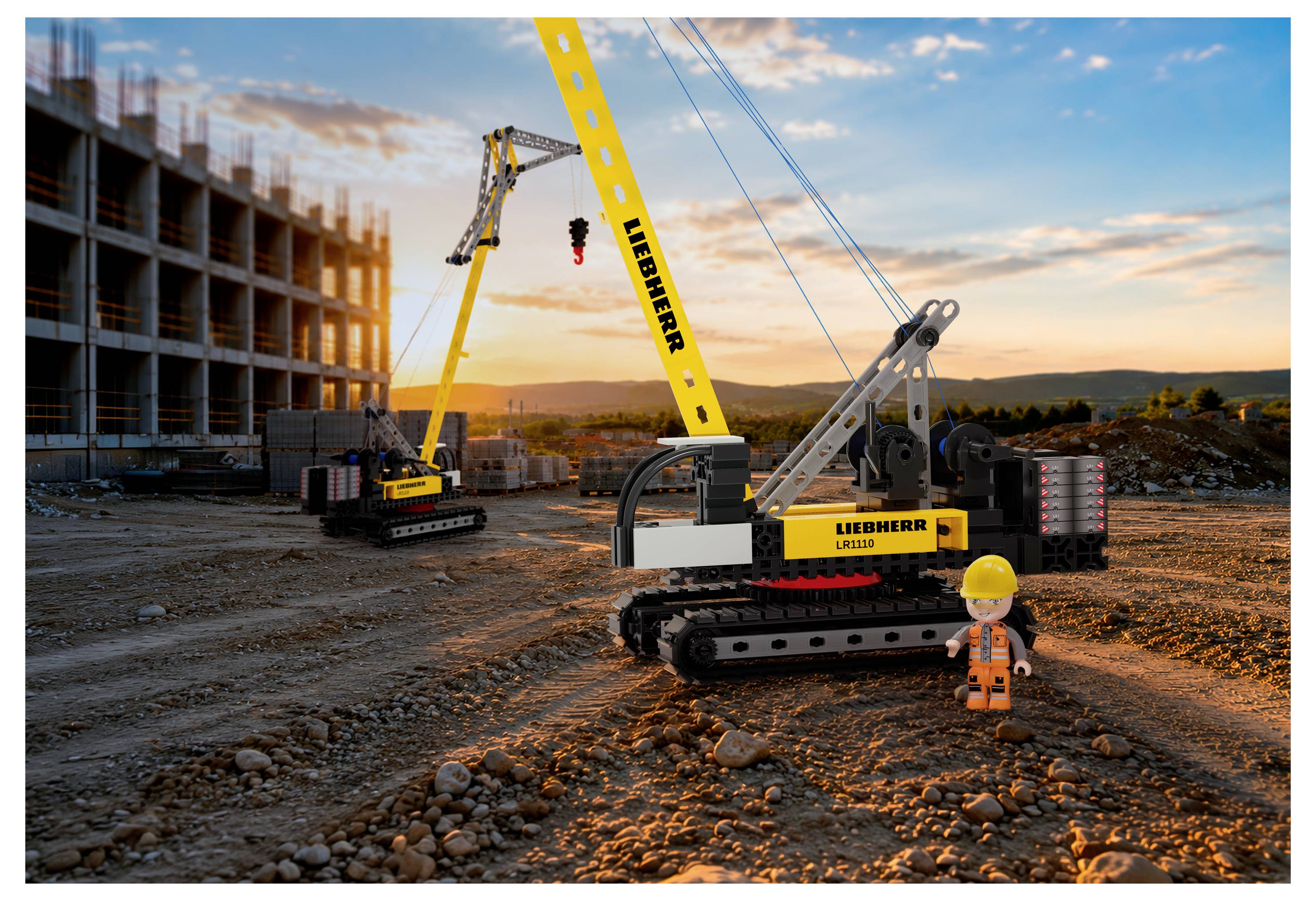 Chantier de construction au coucher de soleil avec deux grues jaunes Liebherr, une structure partiellement construite et une petite silhouette de travailleur au premier plan.