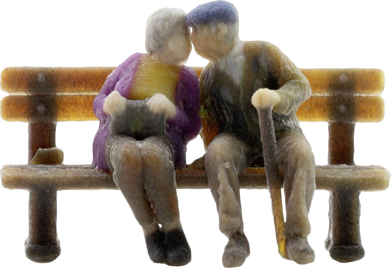 Deux personnes âgées sont assises près l'une de l'autre sur un banc, se penchant comme si elles partageaient un moment tranquille.