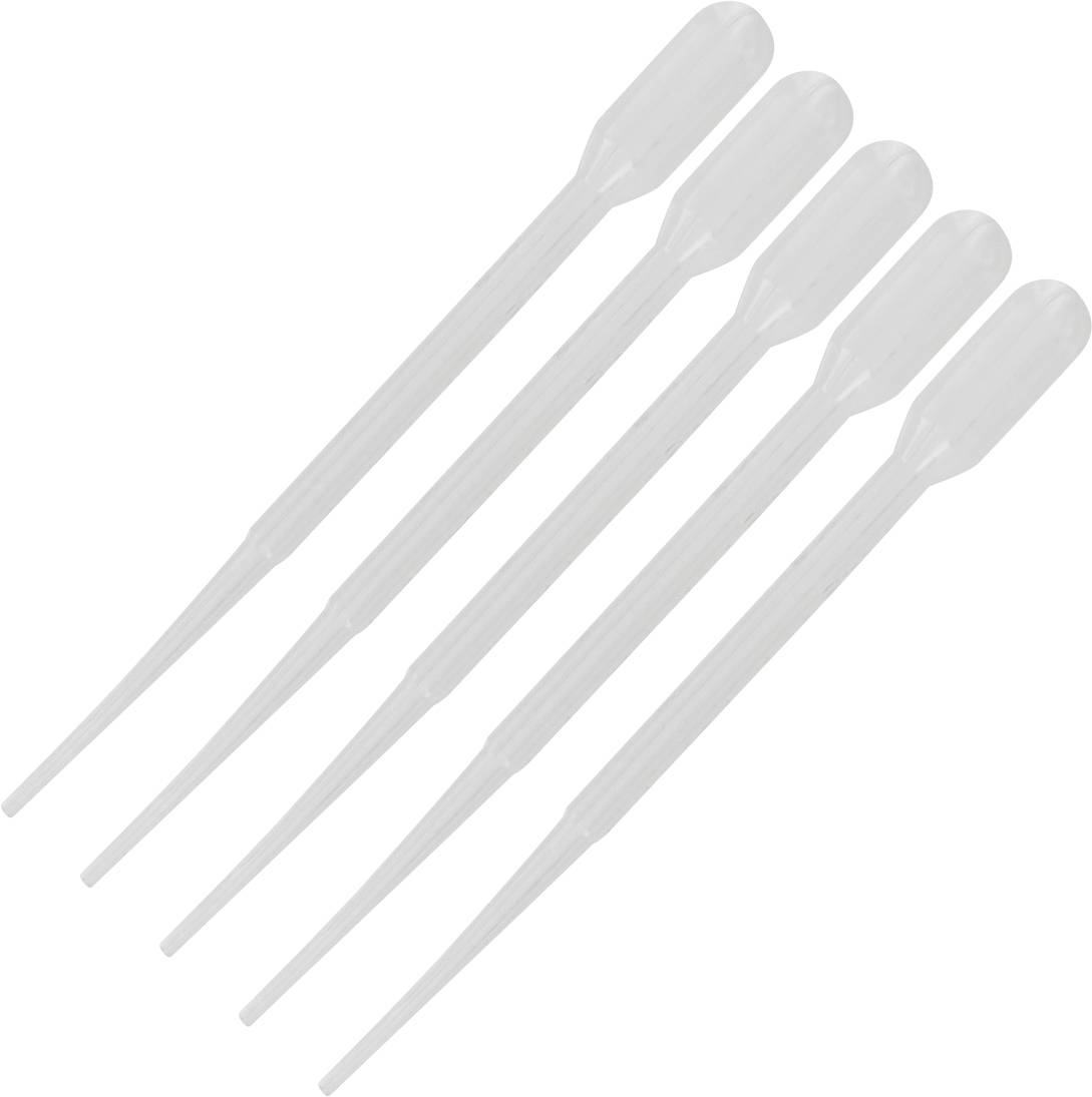 Cinq pipettes en plastique translucide arrangées en diagonale sur un fond blanc