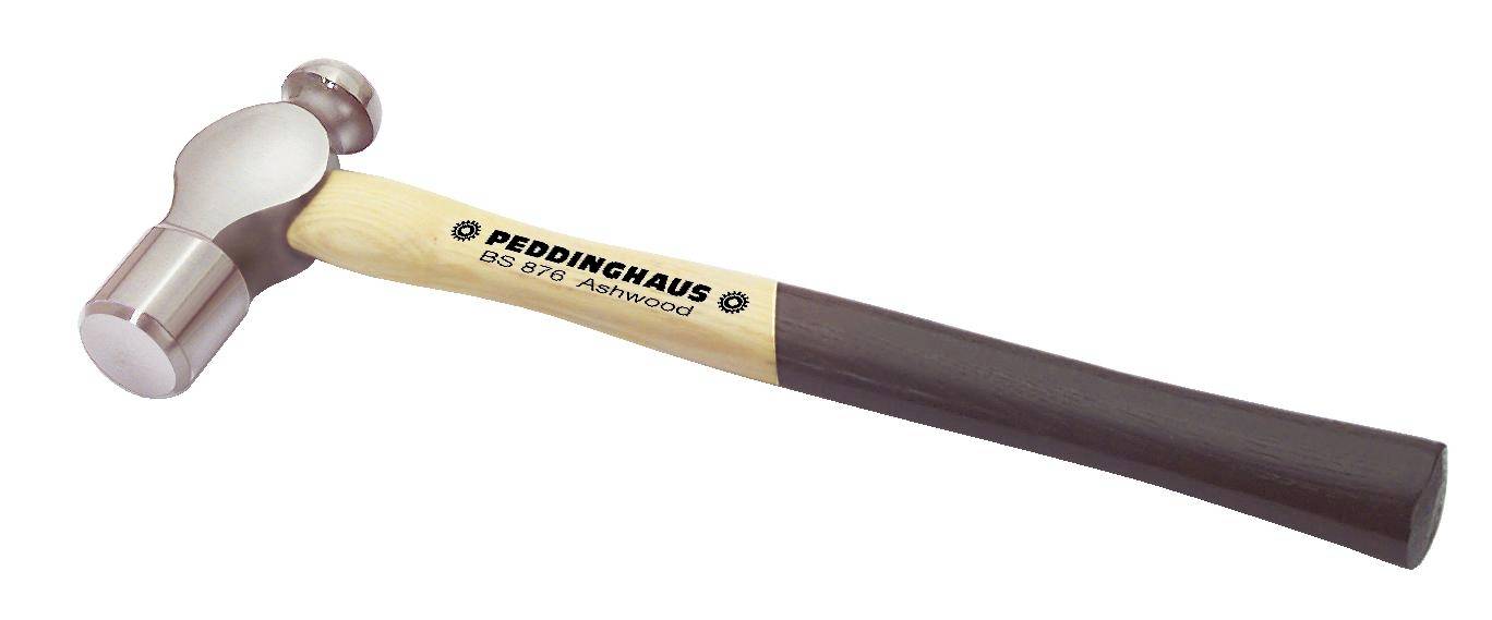 Un marteau de forgeron avec un manche en bois portant l'étiquette 'PEDDINGHAUS' sur un fond blanc.