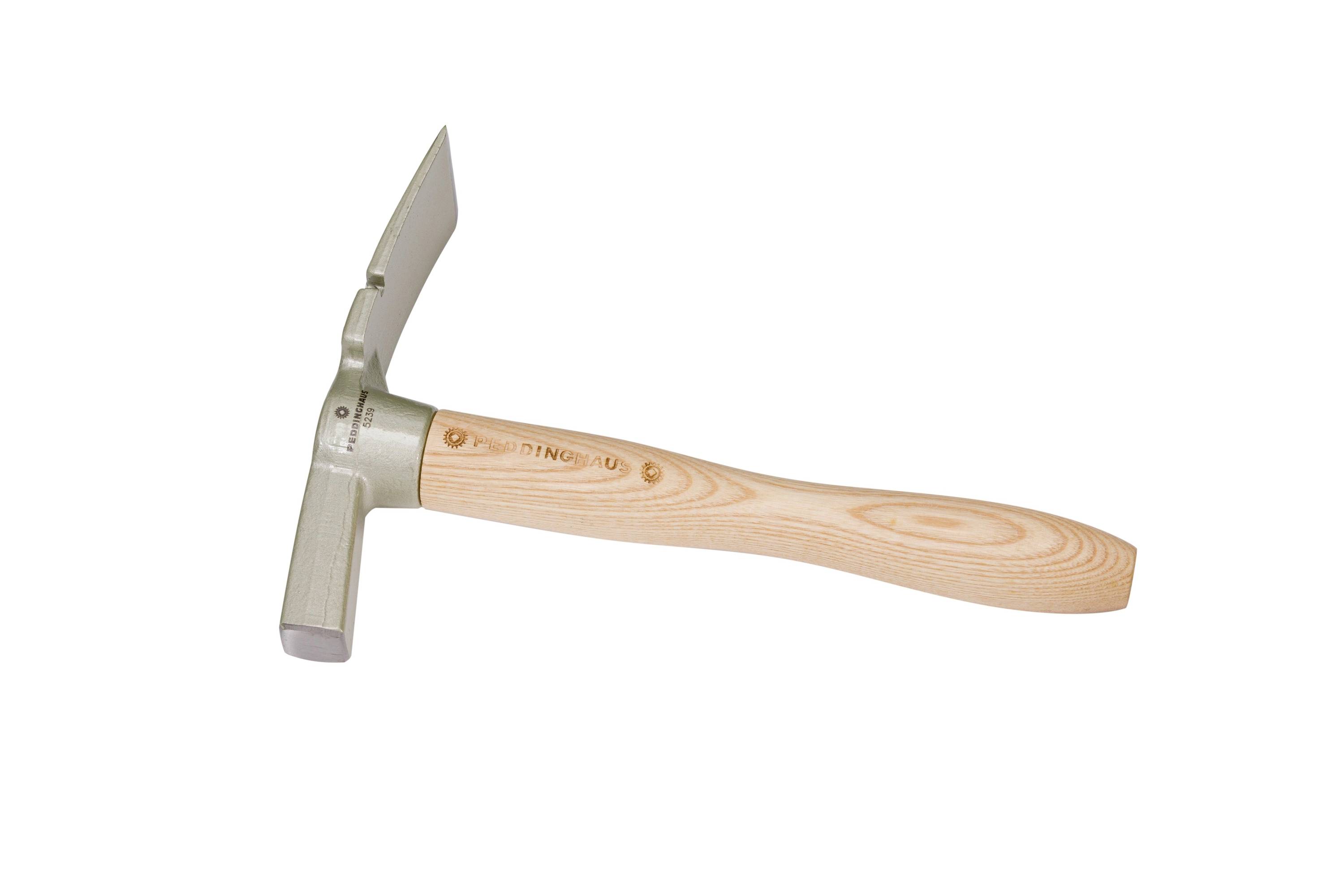 Un marteau de géologue avec un manche en bois et une tête en métal, présenté isolé sur un fond blanc.