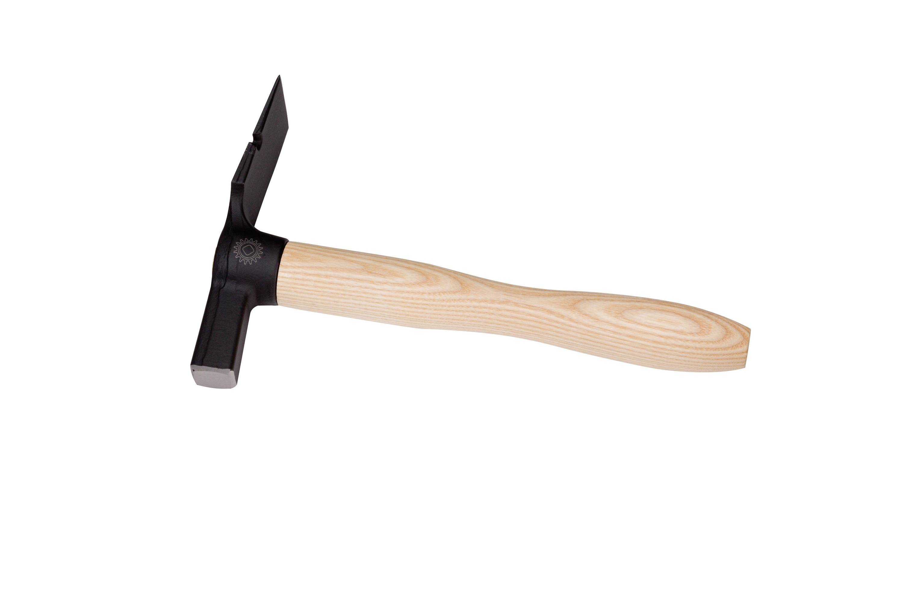 Un marteau de carrier à tête noire avec un manche en bois léger sur fond blanc.