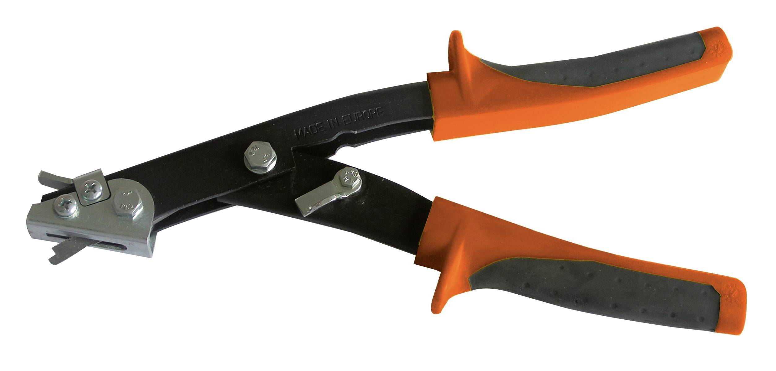Une paire de cisailles à main en métal noir et orange avec des poignées en caoutchouc, présentée sur un fond blanc.