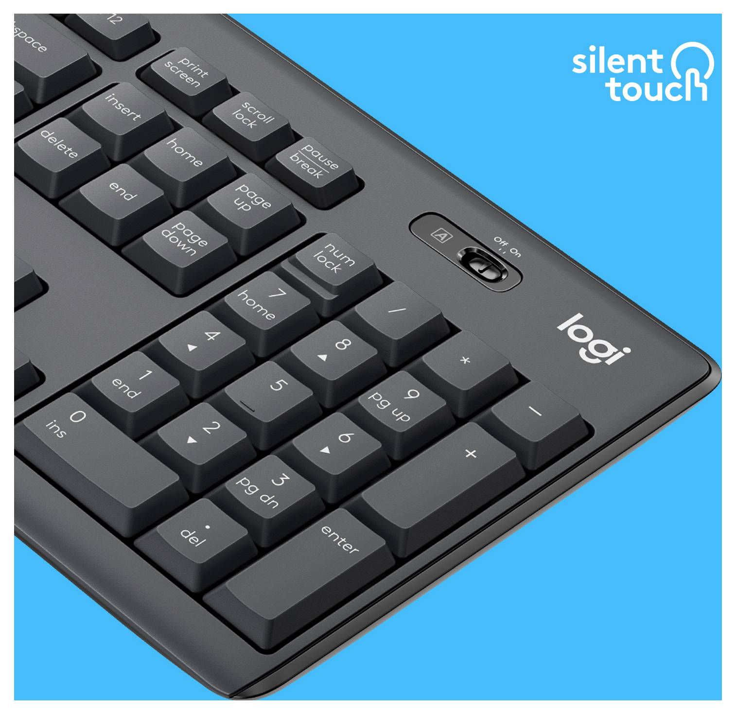 Gros plan d'un clavier noir Logitech avec pavé numérique et marquage SilentTouch sur un fond bleu vif.