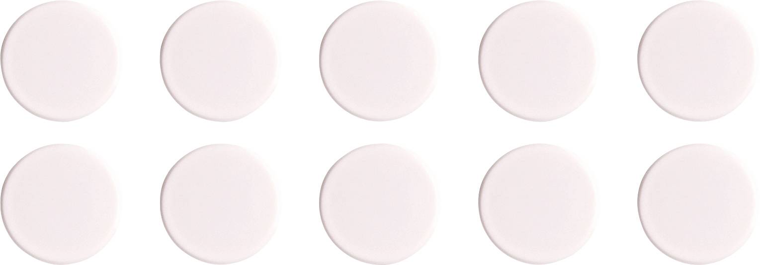 Dix comprimés ronds rose pâle arrangés en deux rangées de cinq sur un fond blanc.