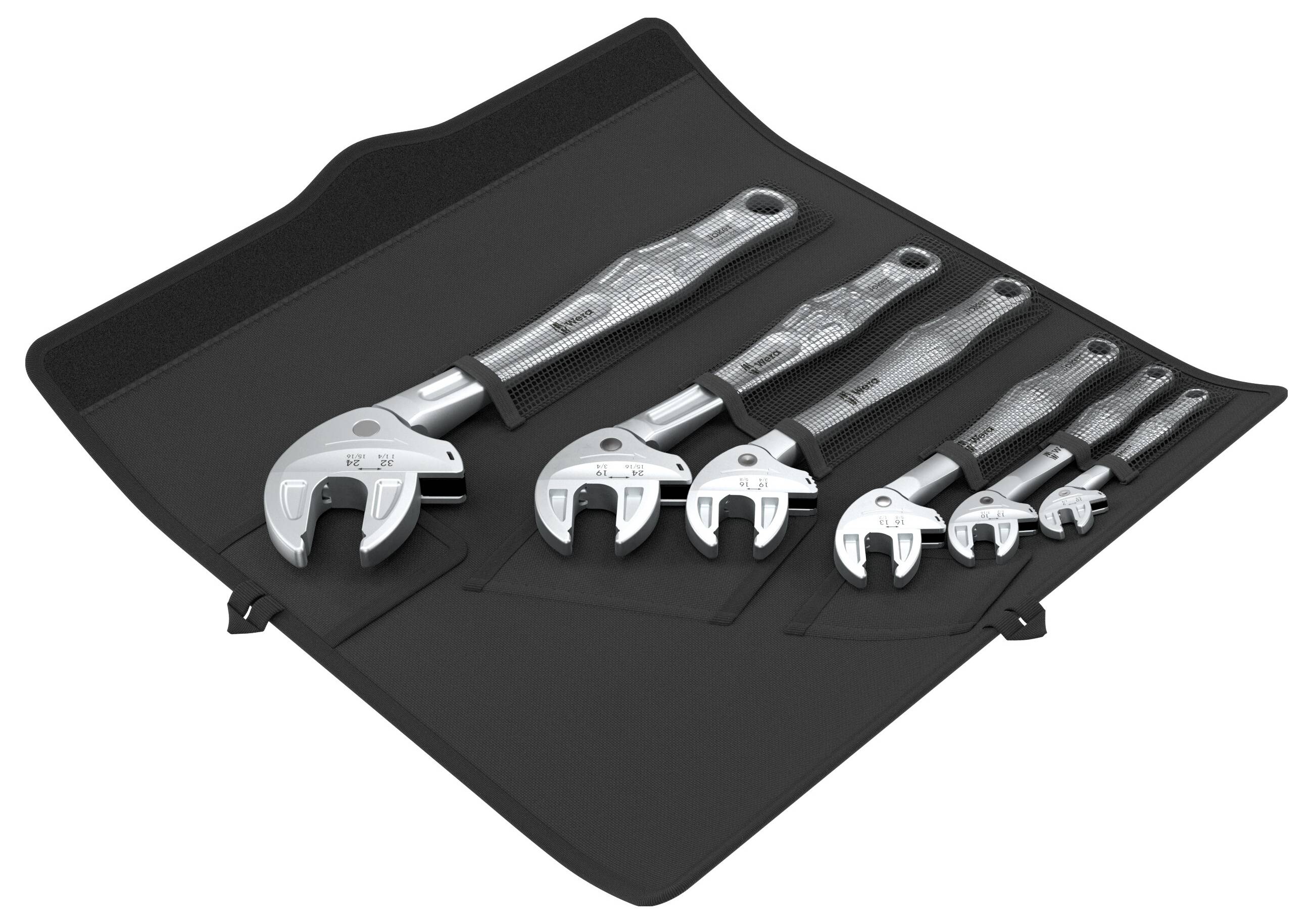 Ensemble de cinq clés à molette ajustables arrangées sur une pochette à outils enroulable noire.