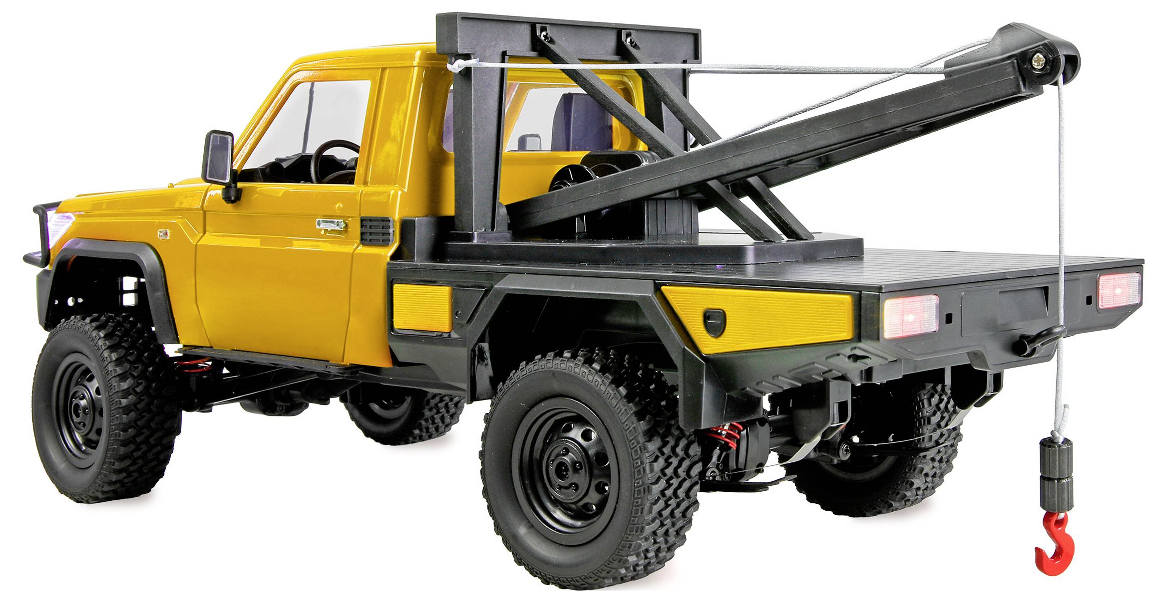 Camion de remorquage tout-terrain jaune avec une grue arrière et un crochet rouge suspendu sur fond blanc.