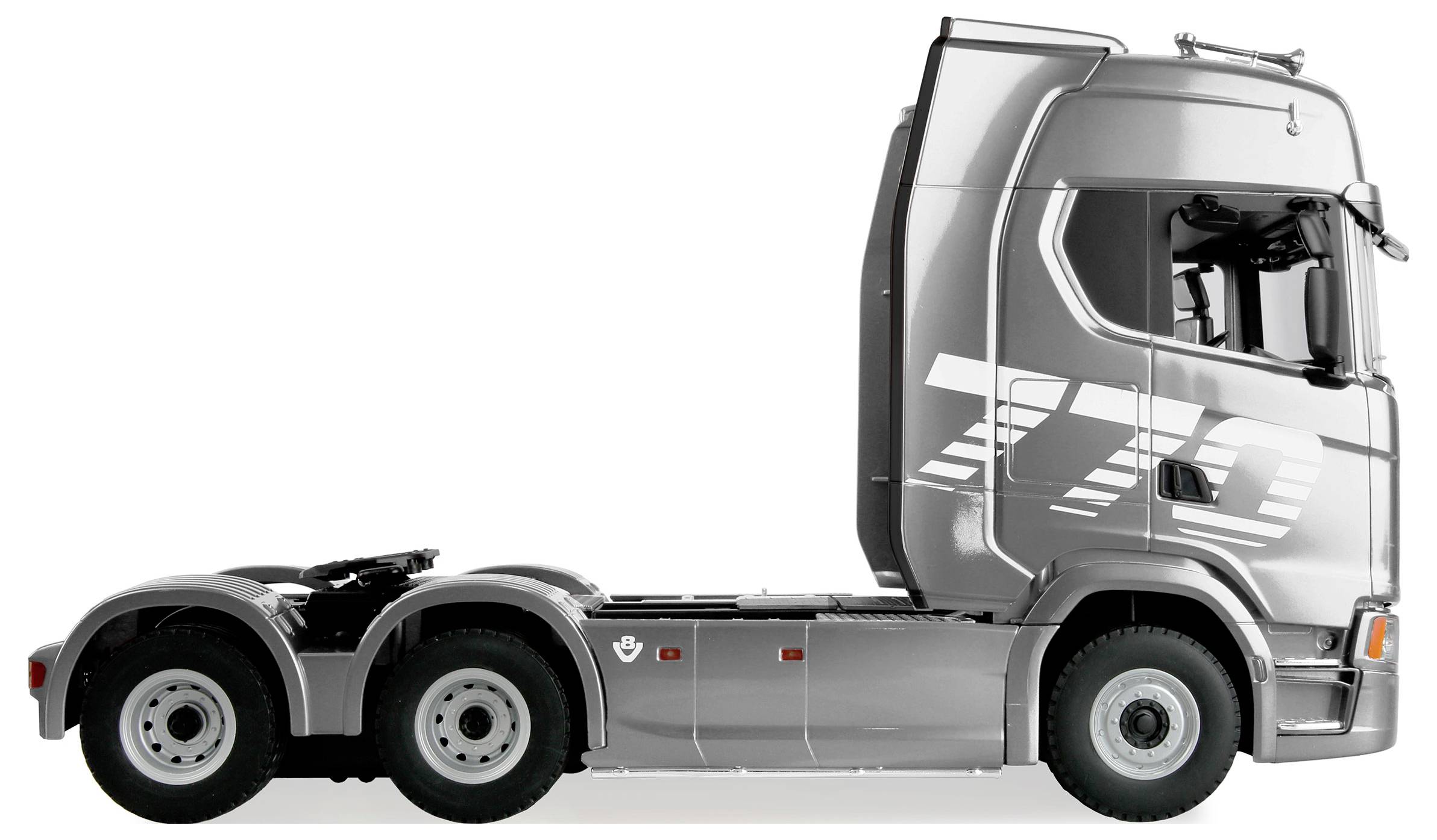 Vue latérale d'une cabine de tracteur routier semi-remorque argentée sans remorque, présentée sur un fond blanc.