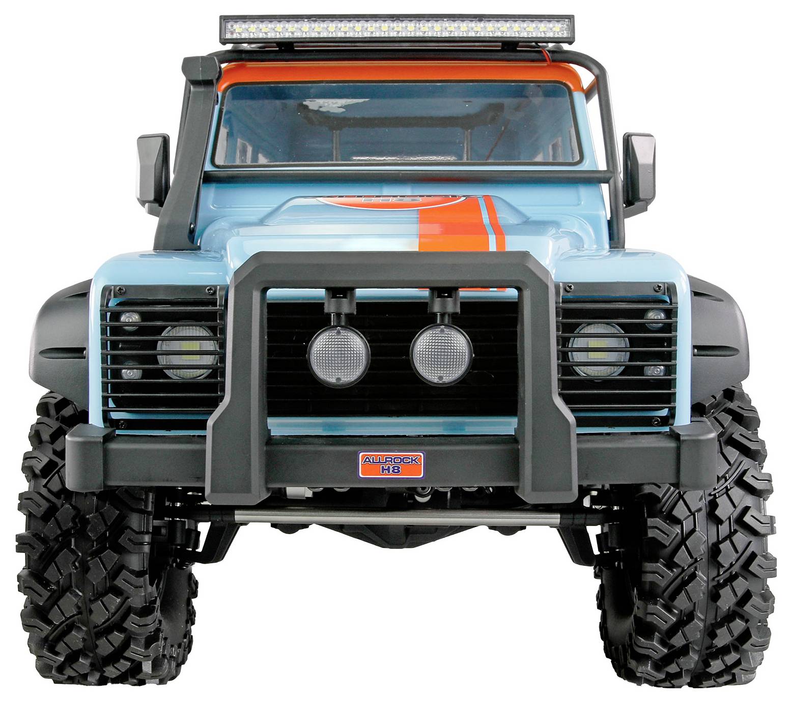 Vue de face d'un petit camion tout-terrain bleu jouet avec des pneus surdimensionnés, une barre de protection avant, une barre de toit lumineuse et une bande de course orange sur fond blanc.