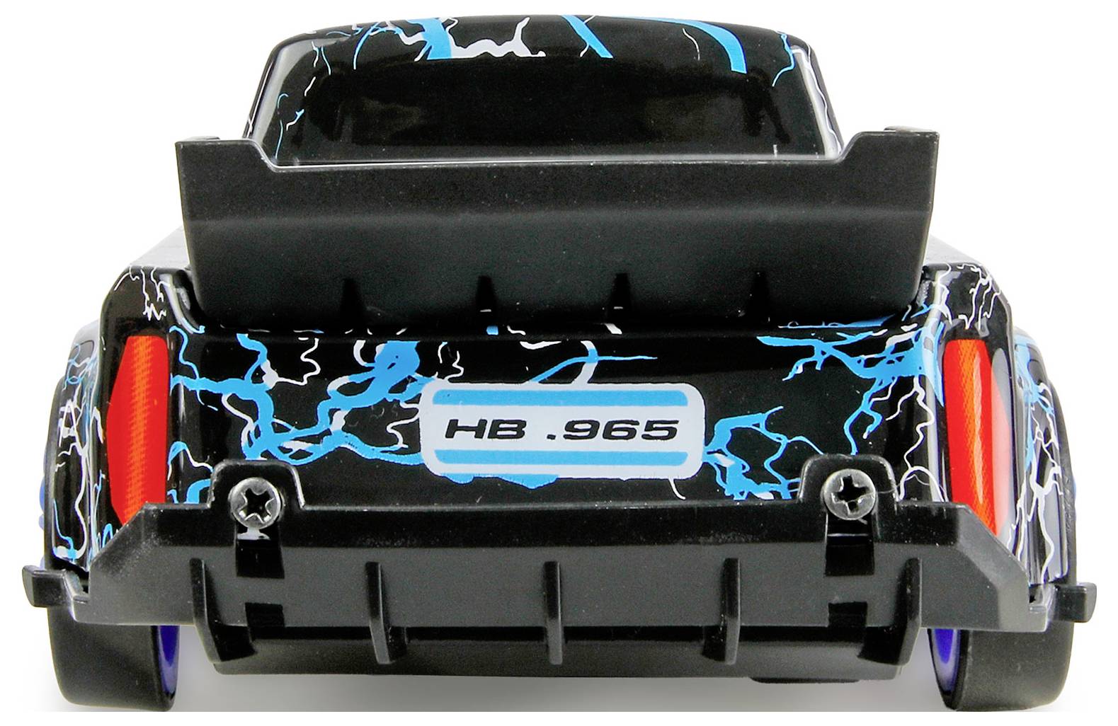Vue arrière d'une petite voiture de course jouet noire avec des graphiques d'éclairs bleus, des feux arrière rouges et une plaque d'immatriculation « HB-965 » sur un fond blanc.
