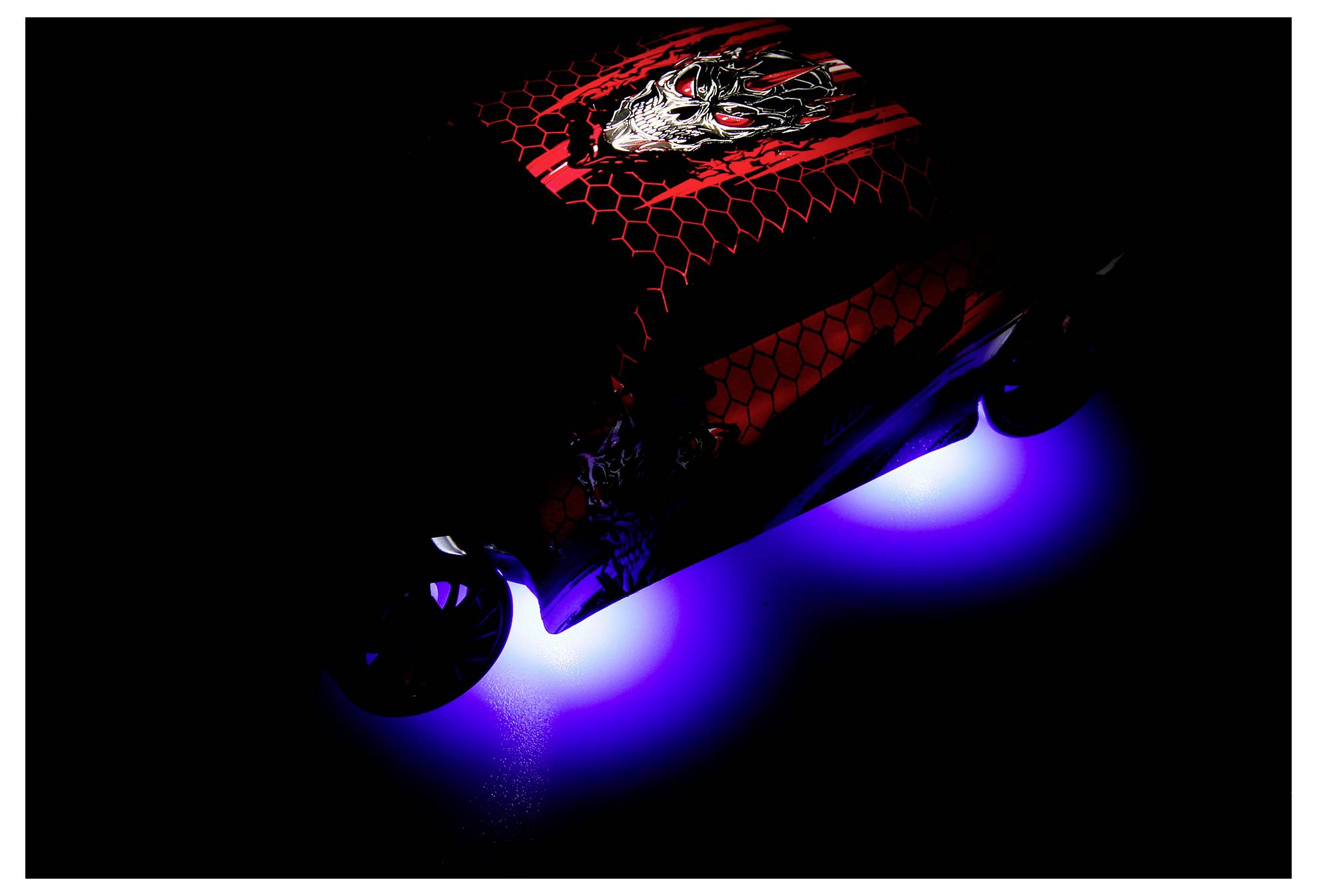 Une souris de jeu rouge et noire avec un design de dragon brille d'une lumière LED bleue sur un fond noir.