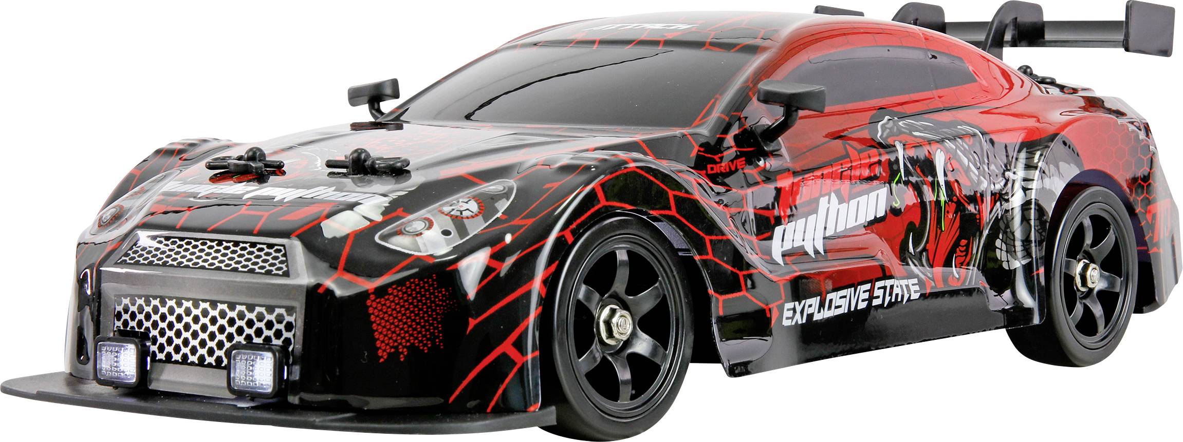 Voiture de course radiocommandée avec carrosserie en camouflage noir et rouge, aileron arrière et phares de pare-chocs avant sur fond blanc.