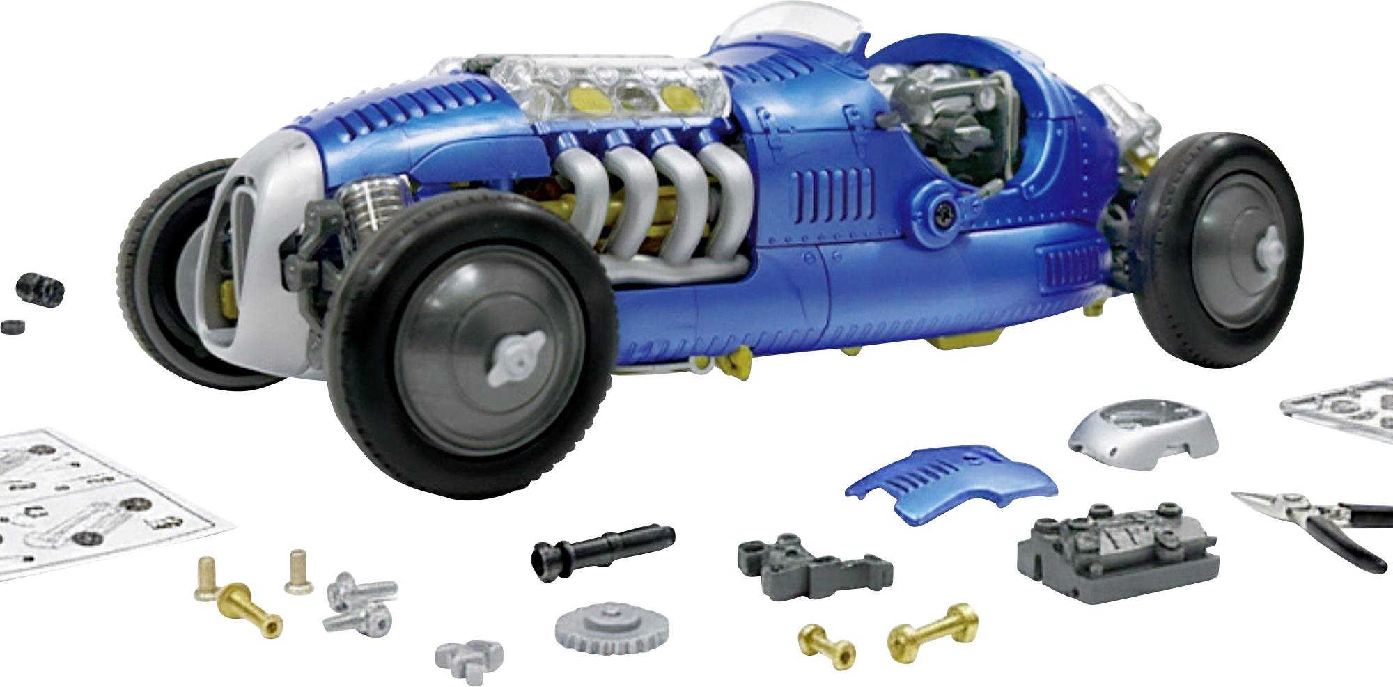 Modèle de voiture de course jouet bleue avec pièces de moteur exposées, montré assemblé avec des pièces de construction séparées et des instructions autour.