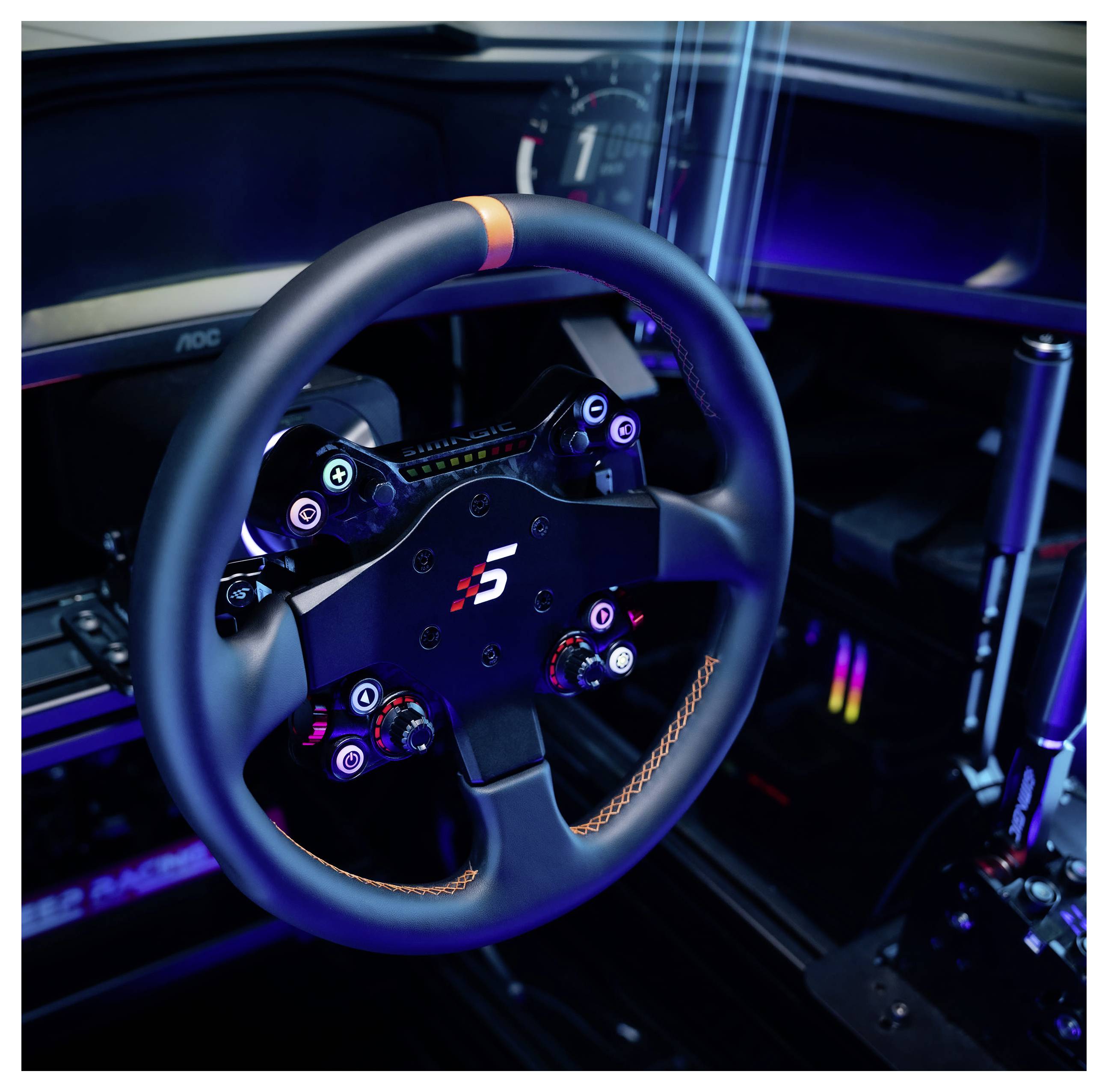 Gros plan d'un volant de simulation de course monté dans un cockpit de jeu, avec des commandes illuminées et des pédales sous un éclairage bleu-violet.