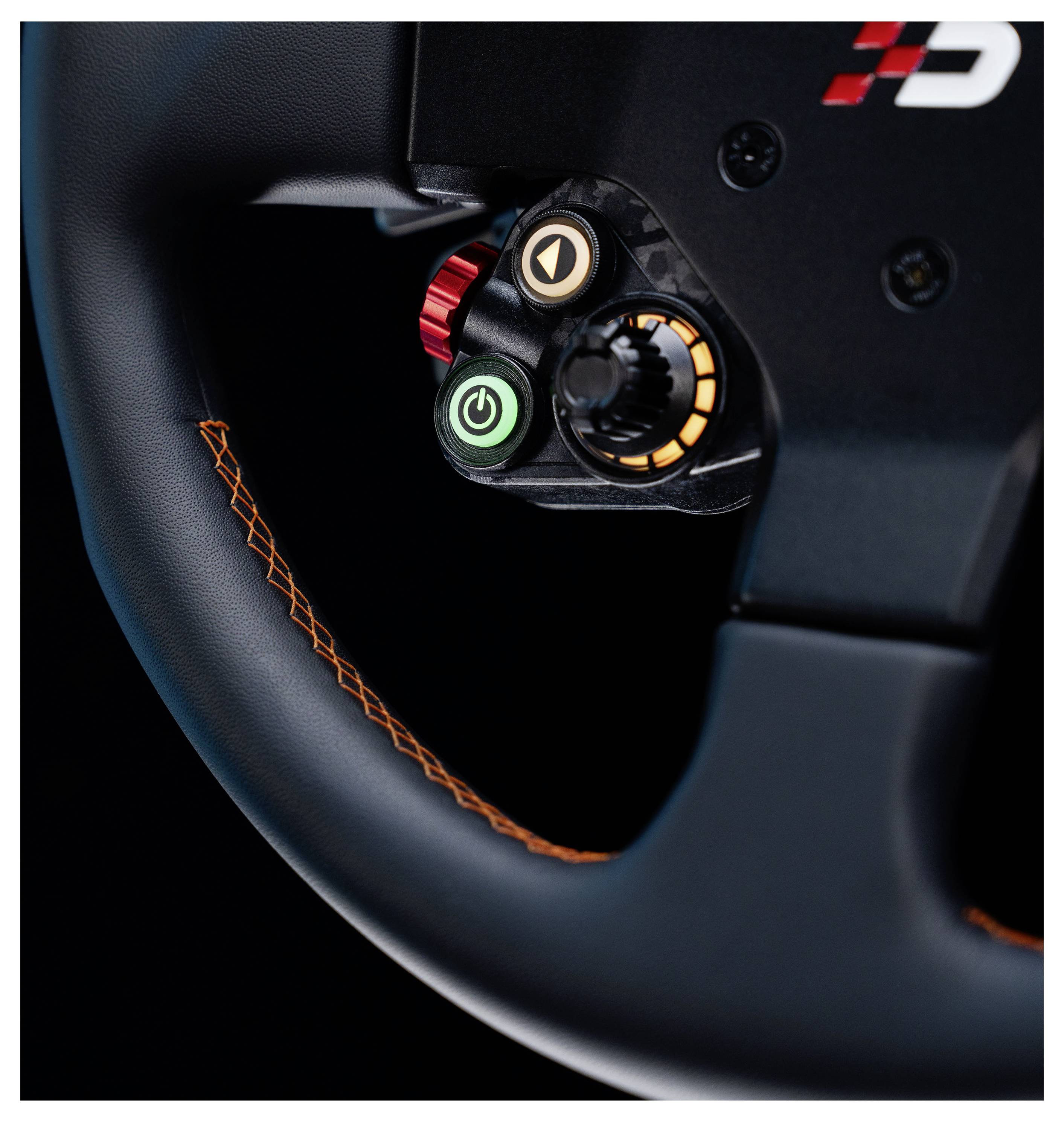 Gros plan d'un volant de course avec un bouton d'alimentation vert, un cadran rotatif rouge et un sélecteur orange sur une jante noire avec des coutures orange.