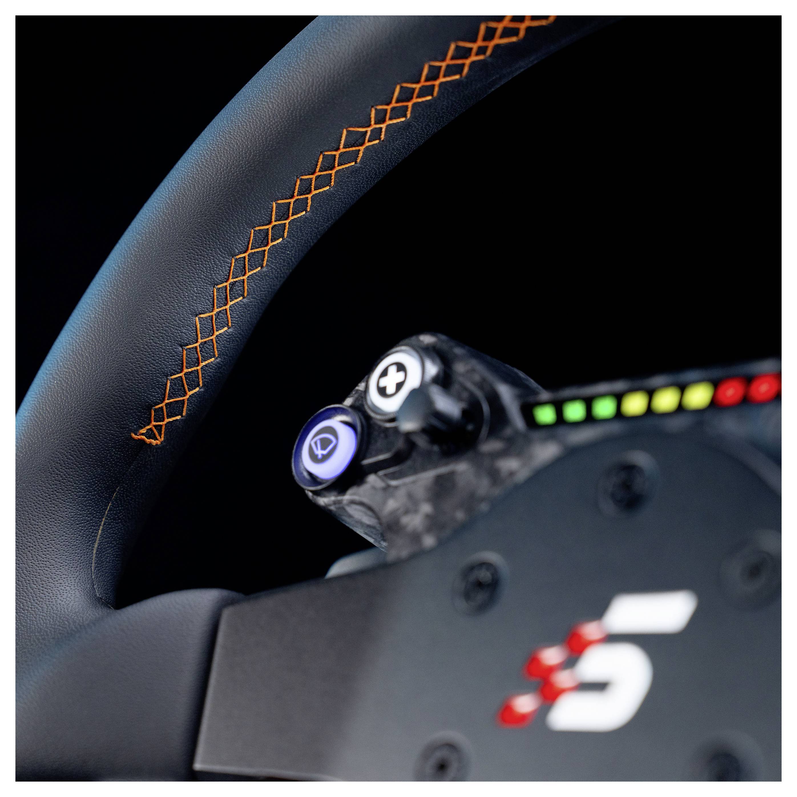 Gros plan d'un volant de course avec une poignée à coutures orange, des boutons plus et moins, et des voyants LED de couleur.
