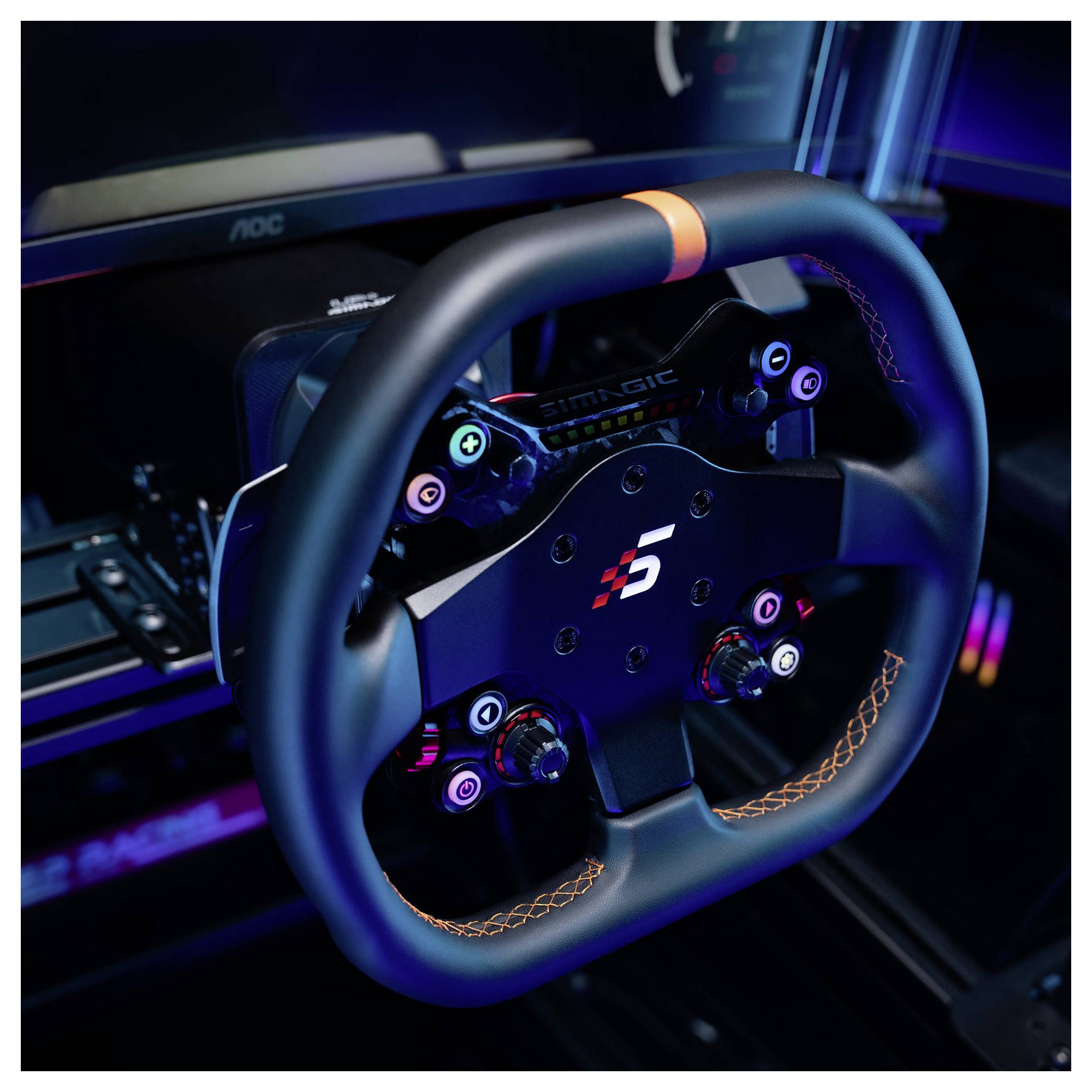 Gros plan d'un volant de contrôleur de jeu de course avec des boutons illuminés et des palettes montés sur un simulateur de rig.