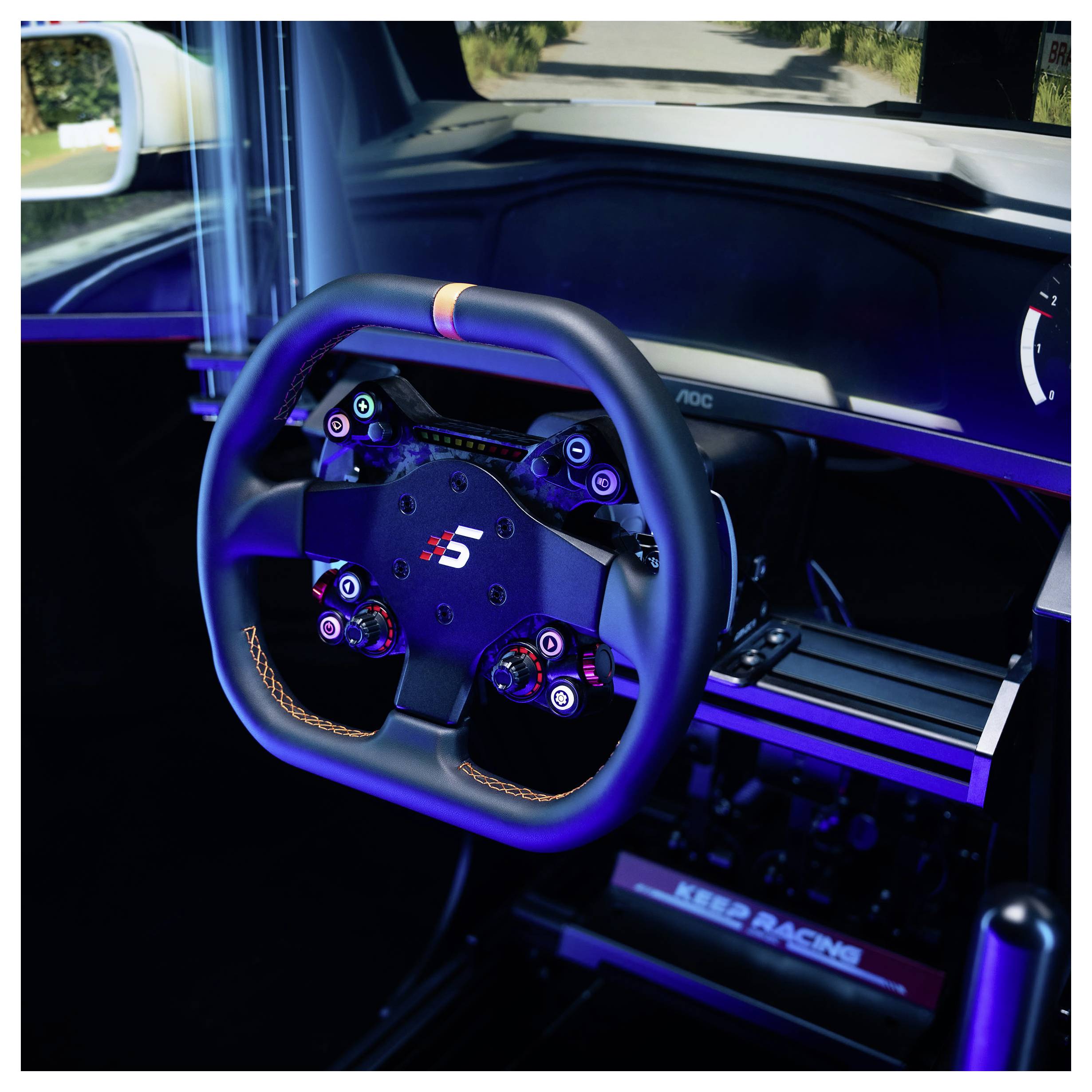 Gros plan d'un cockpit de simulateur de course avec un volant de direction, un écran numérique et un ensemble de pédales sous un éclairage bleu.