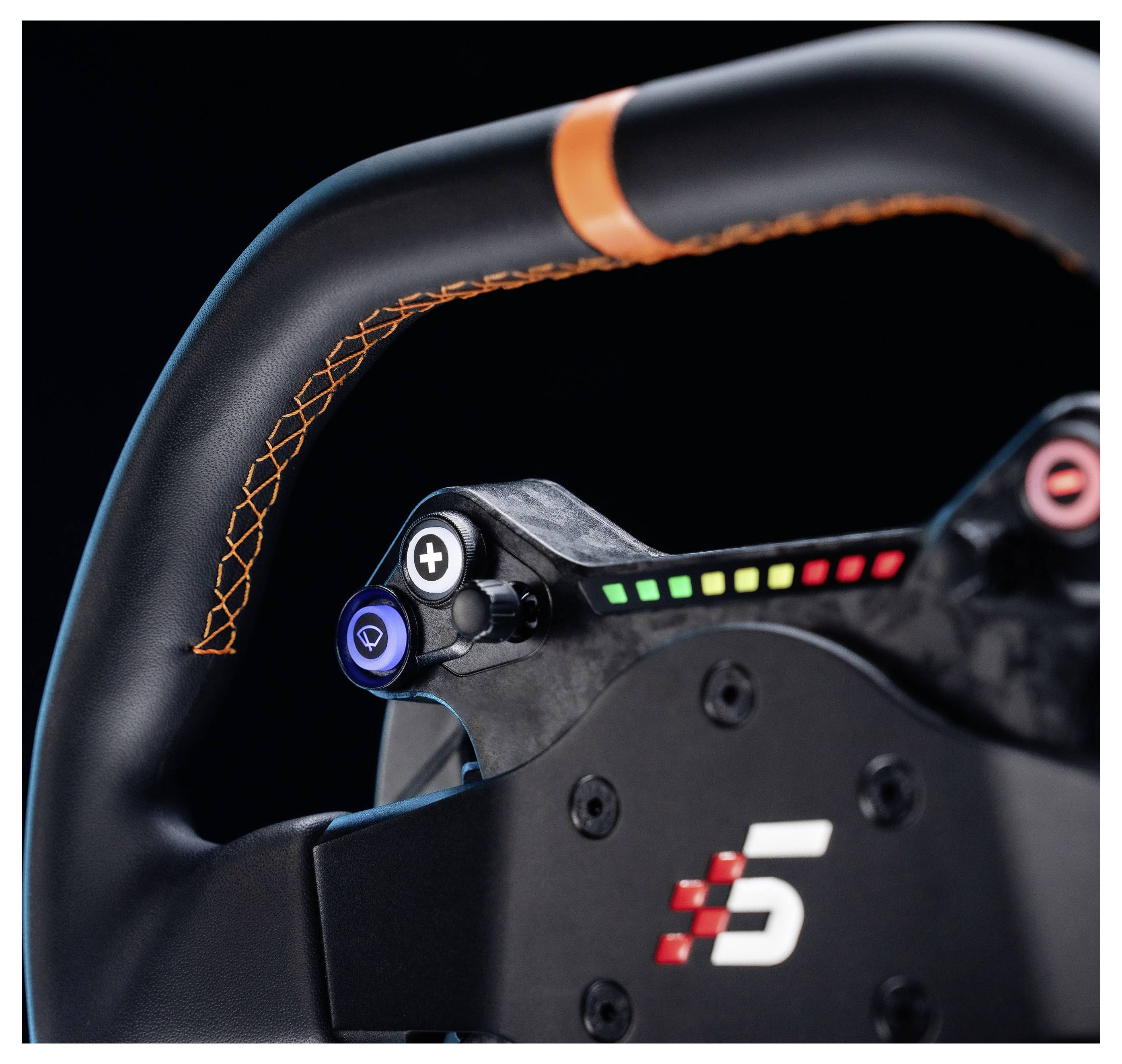 Gros plan d'un volant de style compétition, montrant la prise rembourrée, les boutons de changement de vitesse et une bande indicatrice LED multicolore.