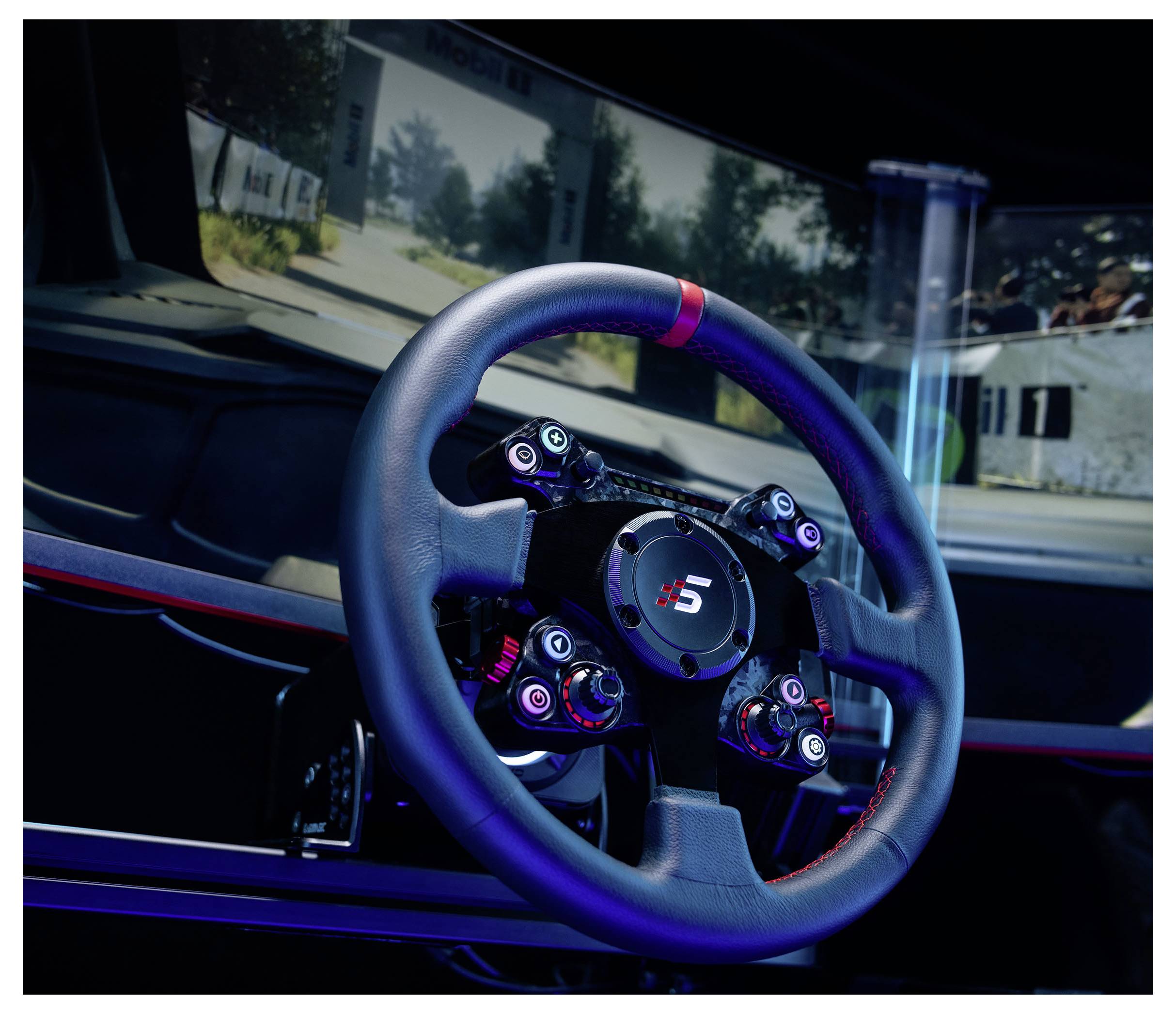 Gros plan du volant d'une voiture de course avec palettes de changement de vitesse et commandes illuminées à l'intérieur d'un cockpit.