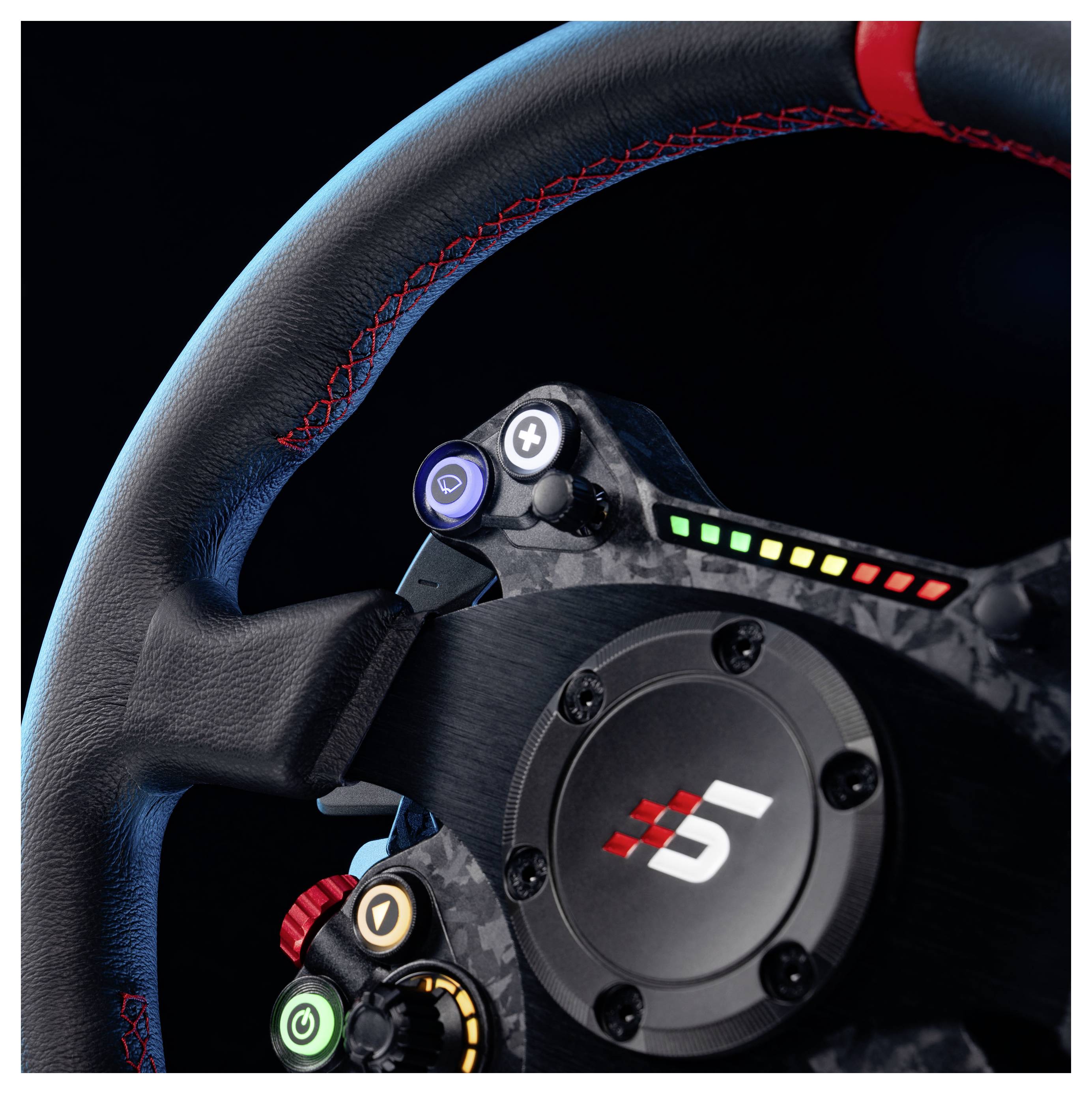 Gros plan d'un volant de course avec des boutons illuminés, des voyants de changement de vitesse et une poignée texturée avec des coutures rouges.