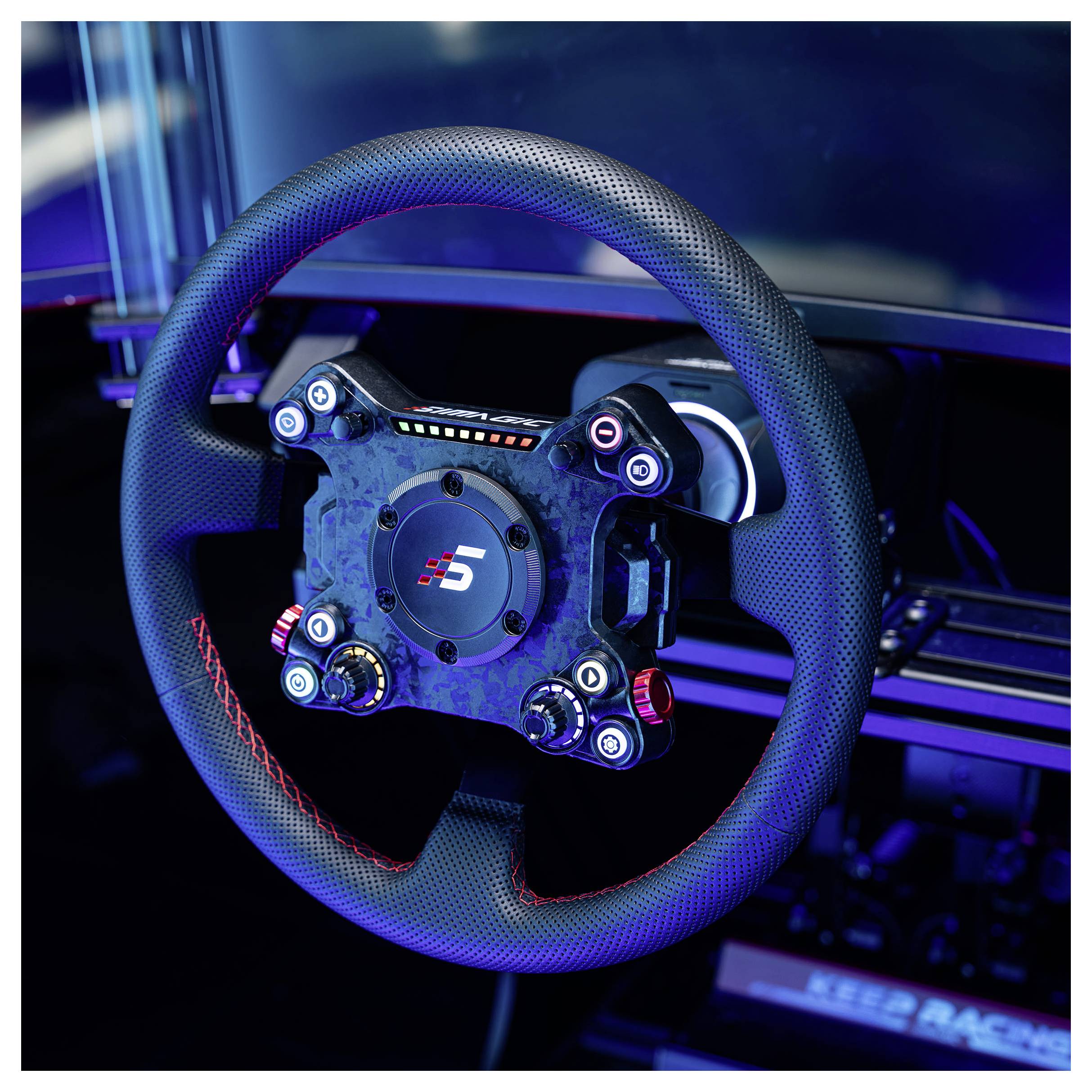 Volant de course bleu avec coutures rouges et boutons illuminés montés dans un cockpit automobile ou un simulateur