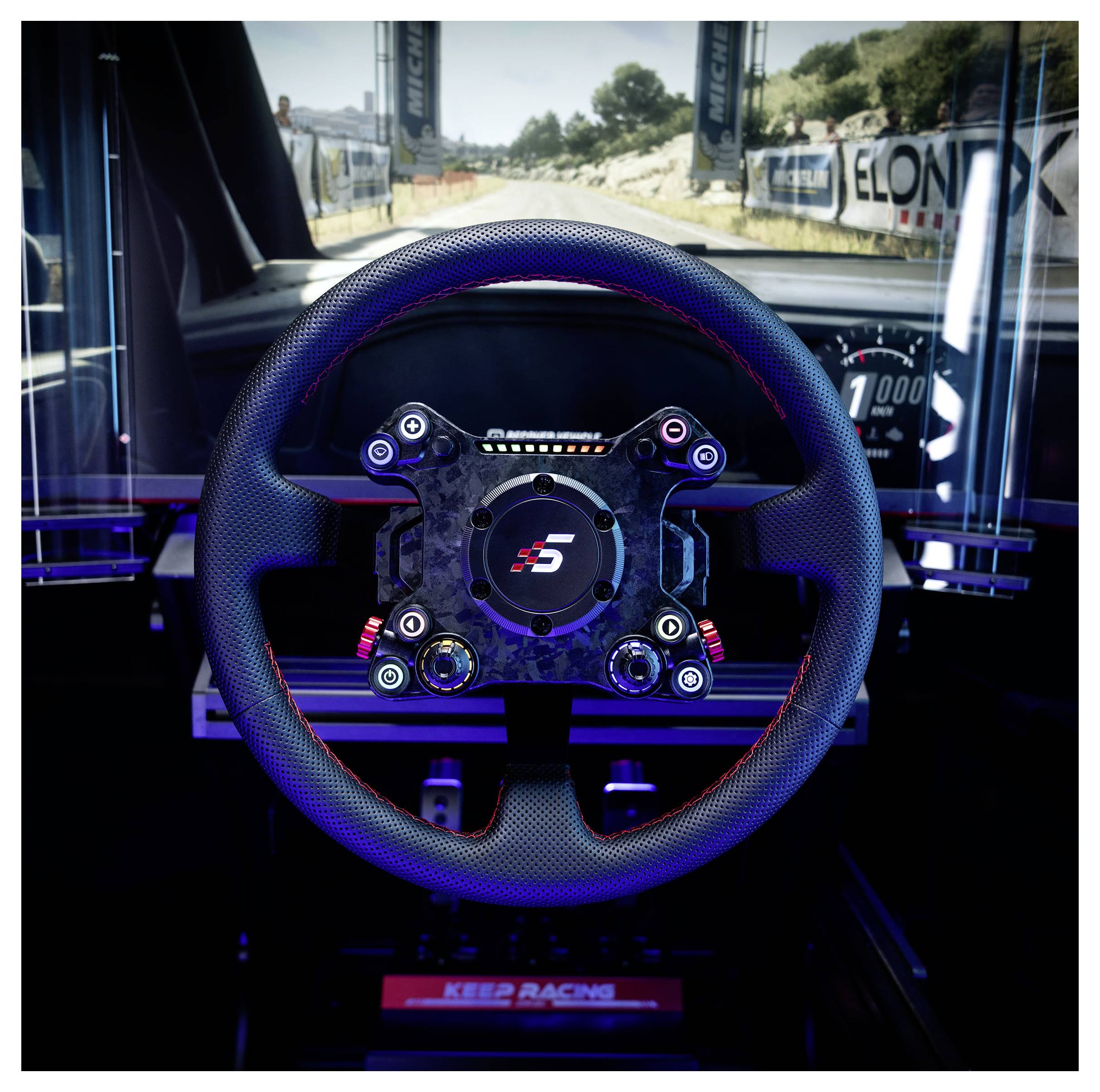 Gros plan du volant et du tableau de bord d'une voiture de course, avec la route visible devant à travers le pare-brise.