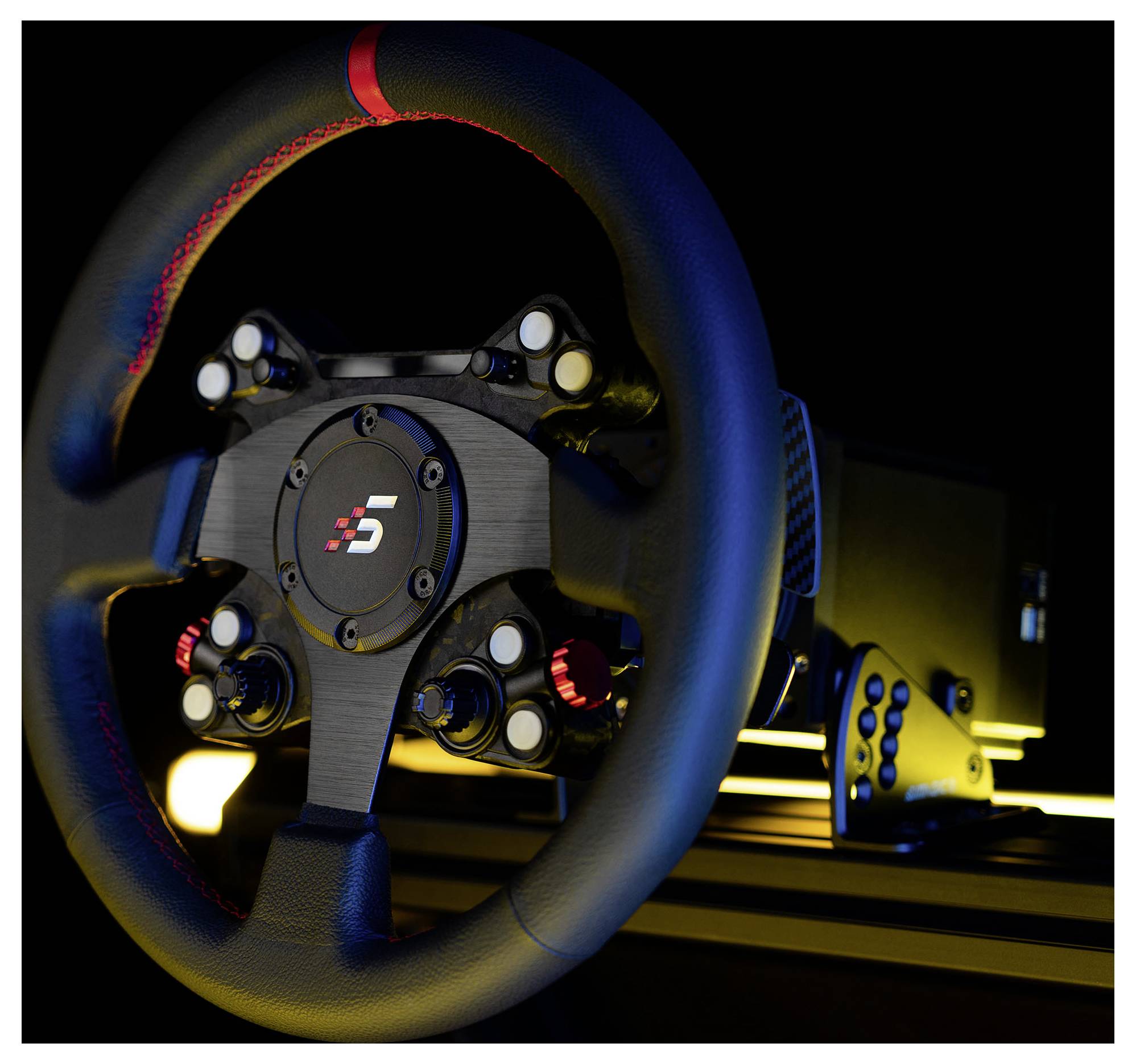 Gros plan d'un volant de simulateur de course monté sur un rig de jeu, éclairé par des lumières d'accentuation bleues et jaunes.