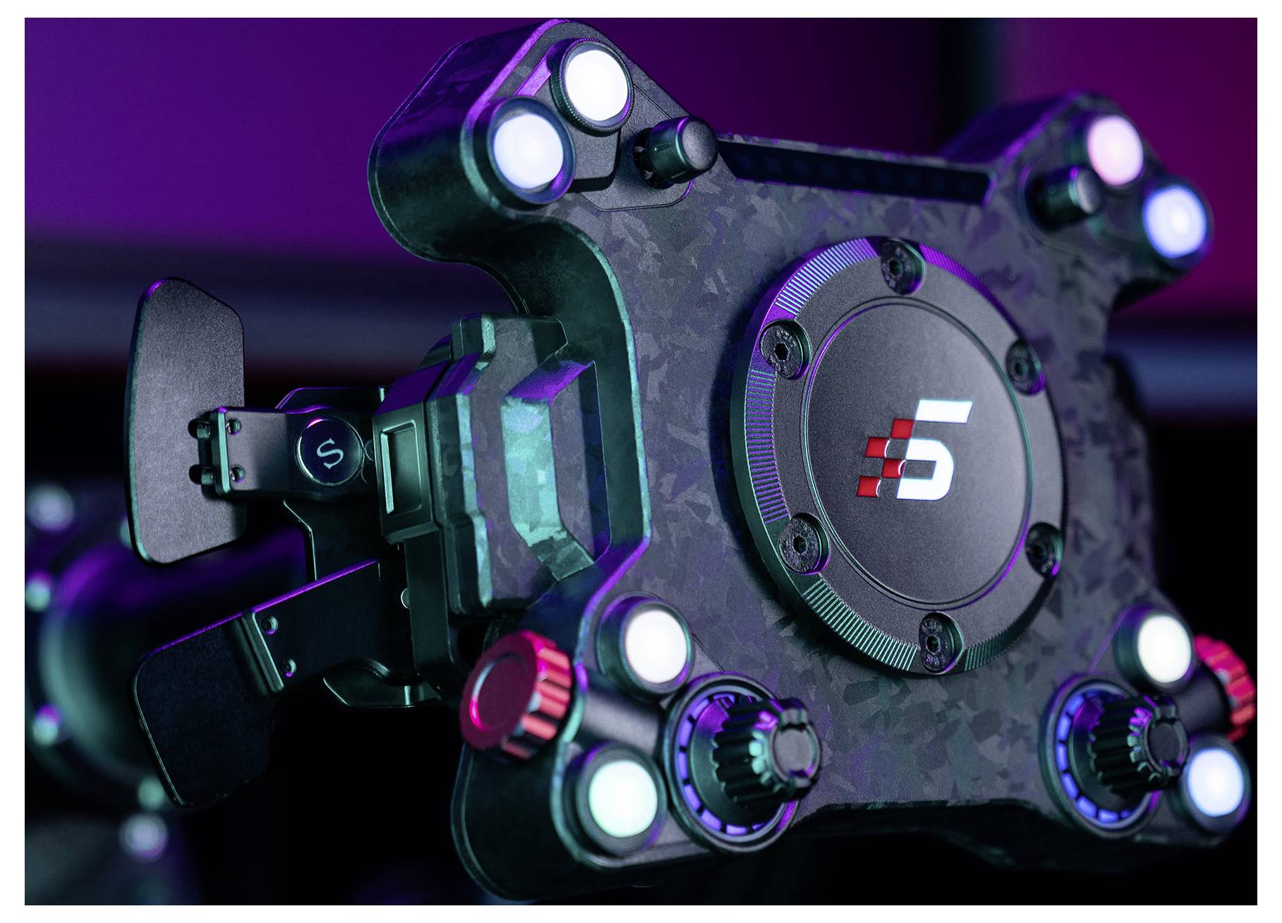Gros plan d'un volant de jeu de course avec des commandes illuminées et un logo « F » au centre, présenté sur un fond éclairé en violet.