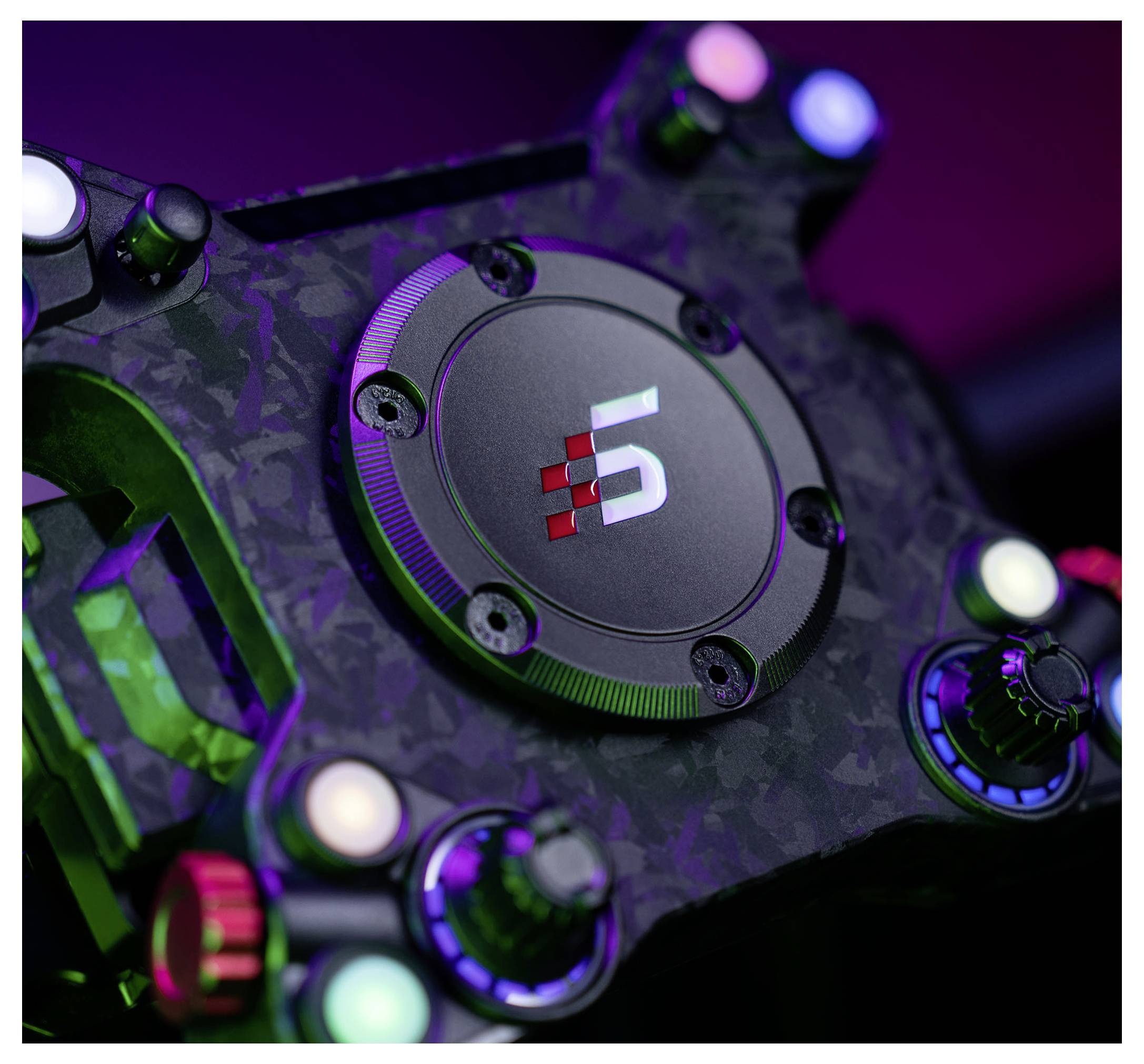 Gros plan d'un bouton de face de manette de jeu avec un logo « 5 » illuminé, entouré de commandes illuminées colorées et d'un éclairage pourpre-vert.