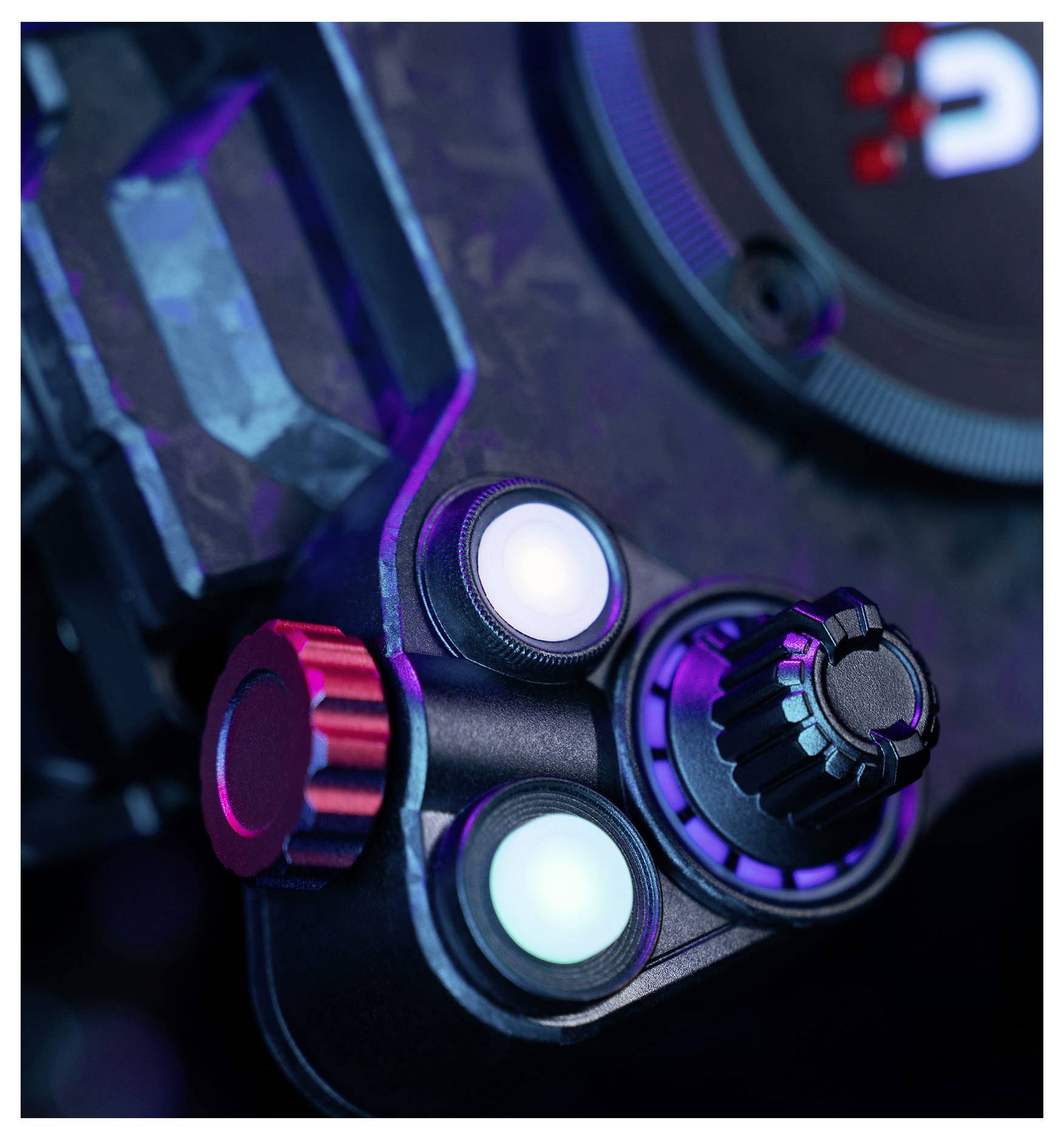 Gros plan d'une manette de jeu futuriste noire avec des boutons brillants cyan et magenta et des sticks analogues texturés.